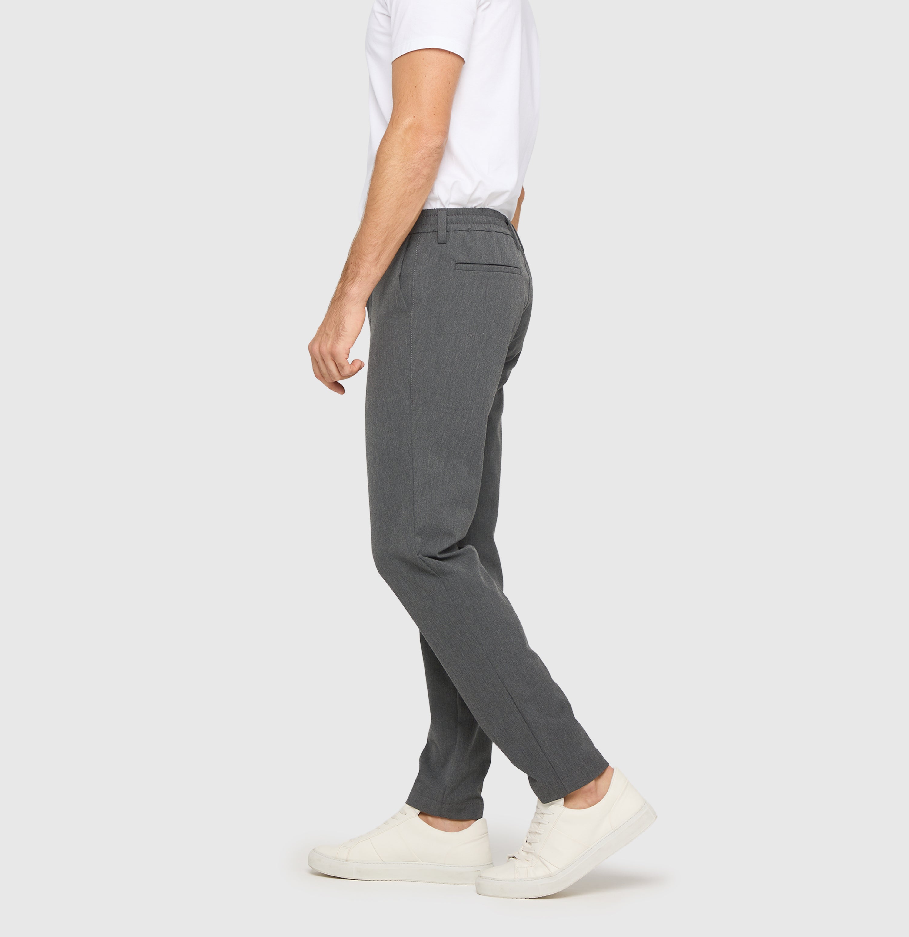 Traveller chino made of CARBONIUM® gabardine. | Traveller | grey stone | Side view of model
