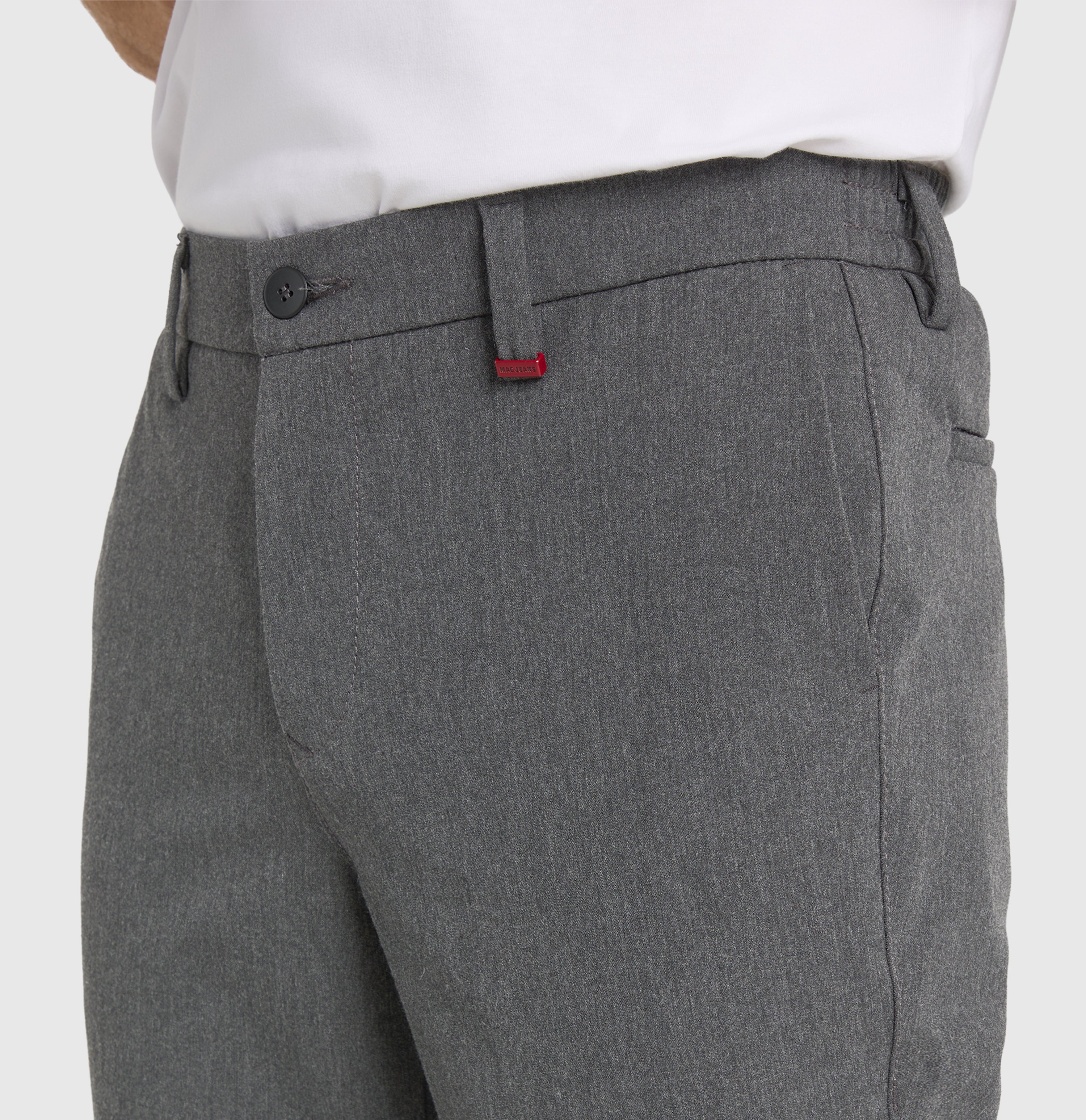 Traveller chino made of CARBONIUM® gabardine. | Traveller | grey stone | Detailed view 2 of model