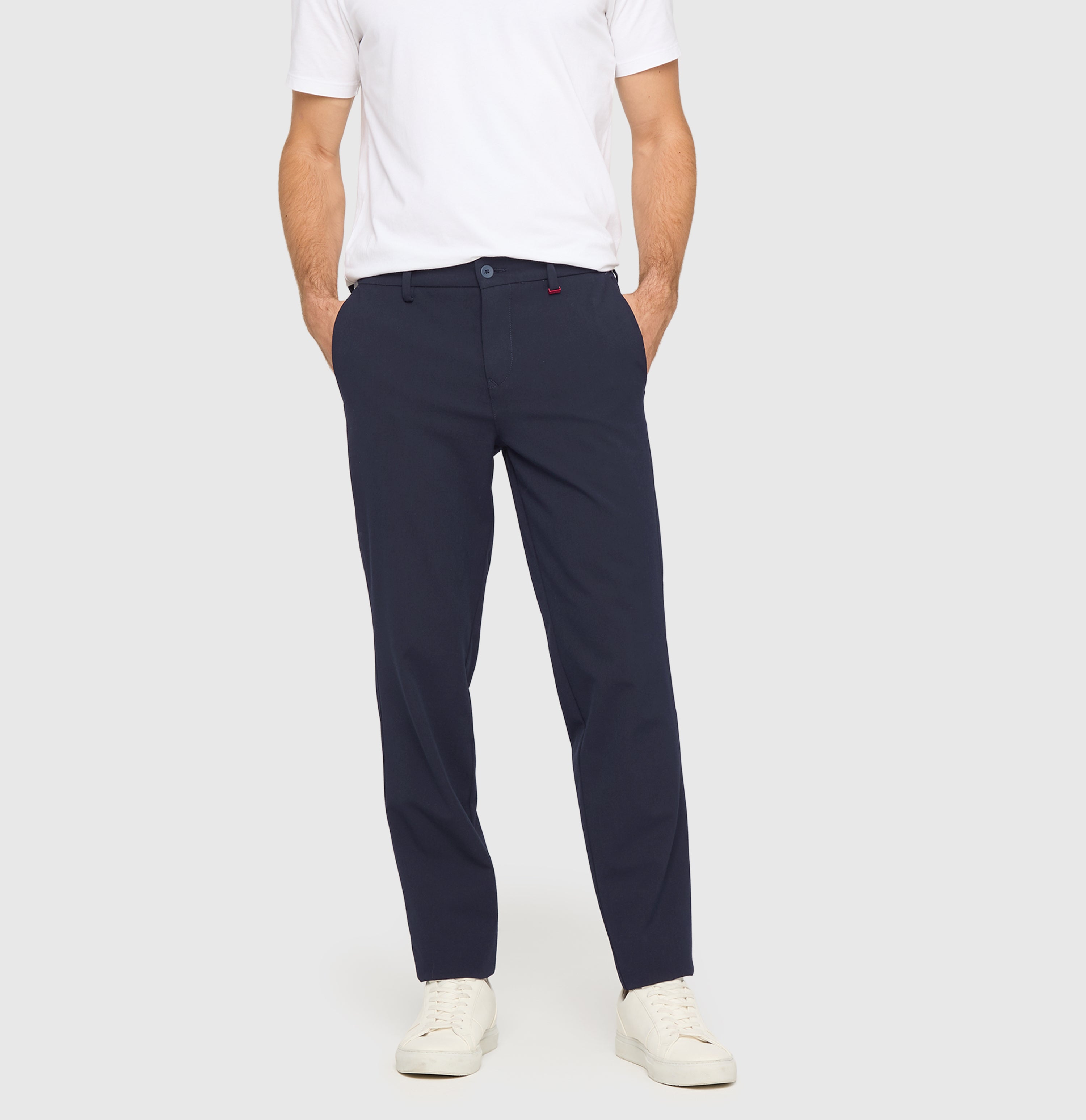 Chino traveller model made of CARBONIUM® gabardine. | Traveller | midnight blue | Front view of model