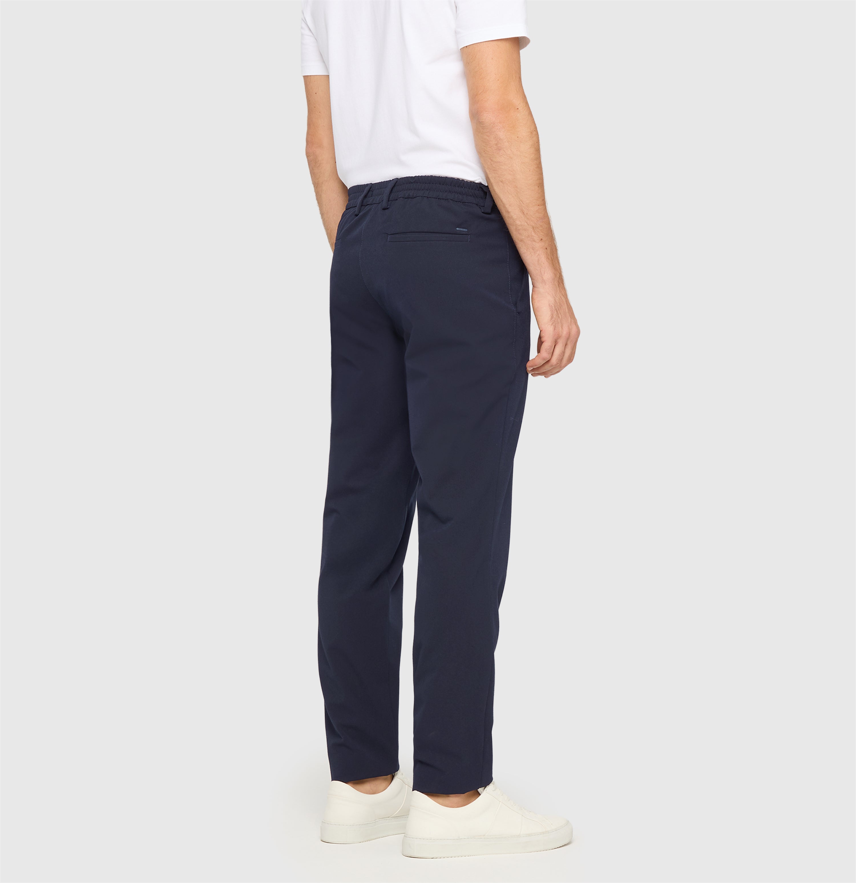 Traveller chino made of CARBONIUM® gabardine. | Traveller | midnight blue | Back view of model