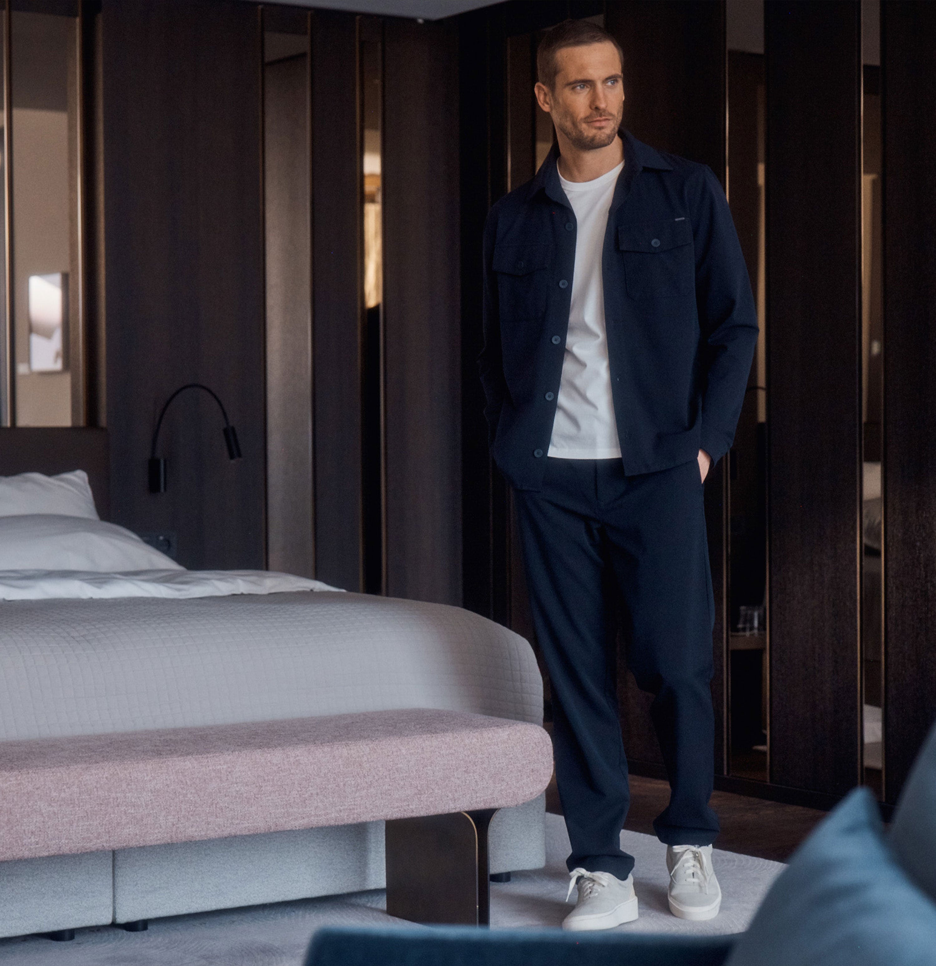 Traveller chino made of CARBONIUM® gabardine. | Traveller | midnight blue | Campaign image 3