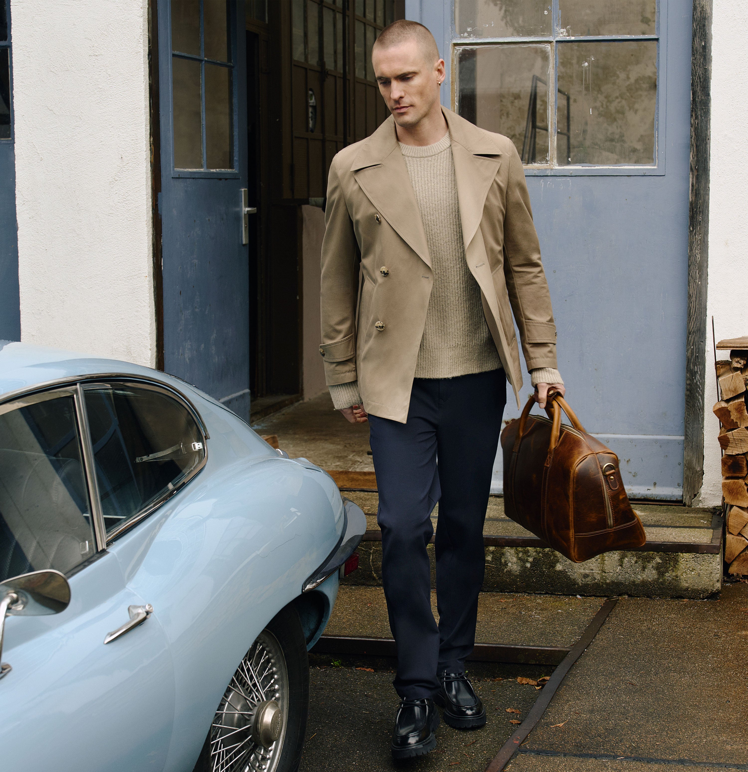 Chino traveller model made of CARBONIUM® gabardine. | Traveller | midnight blue | Full-body of model