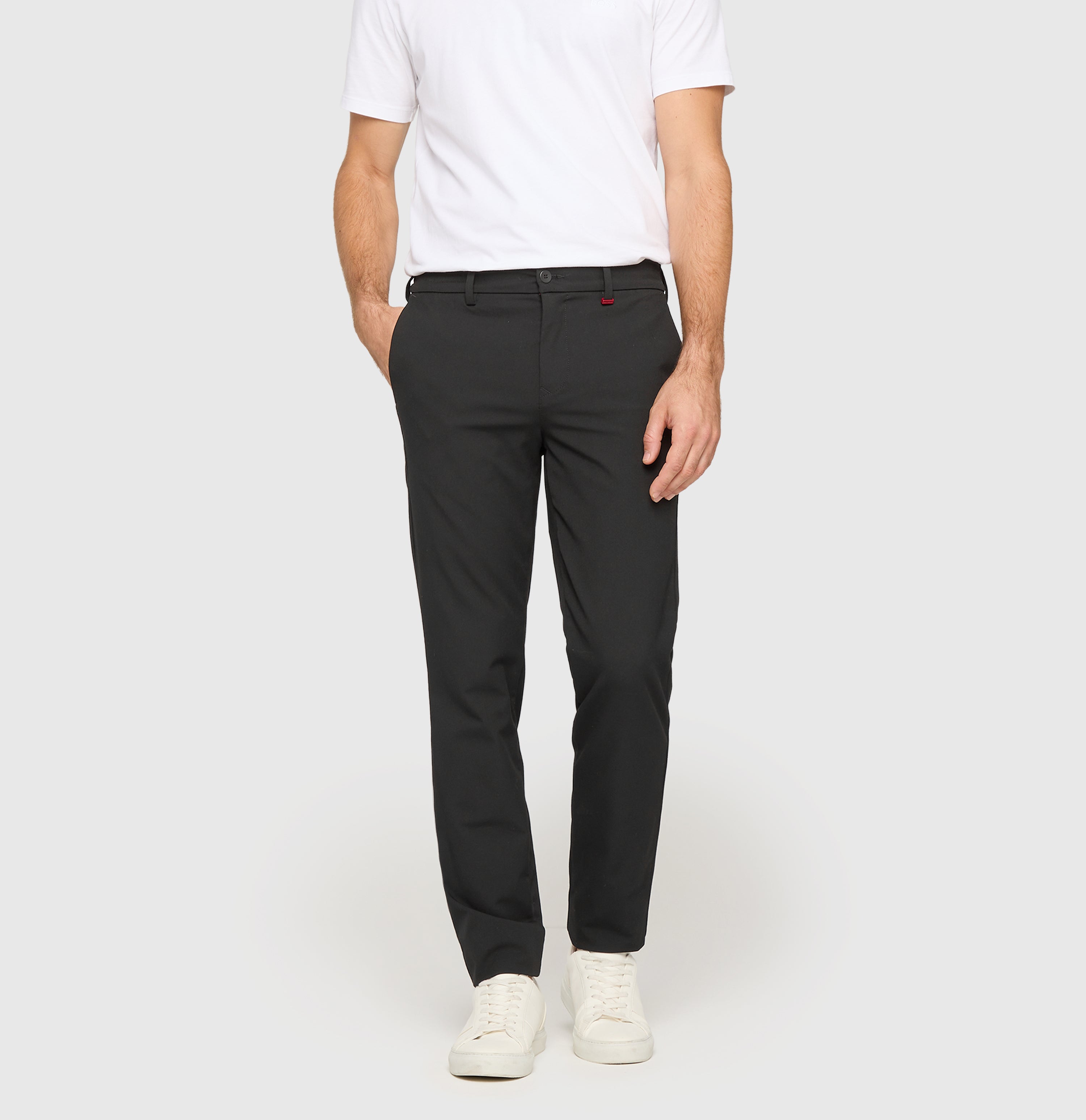 Traveller chino made of CARBONIUM® gabardine. | Traveller | power black | Front view of model