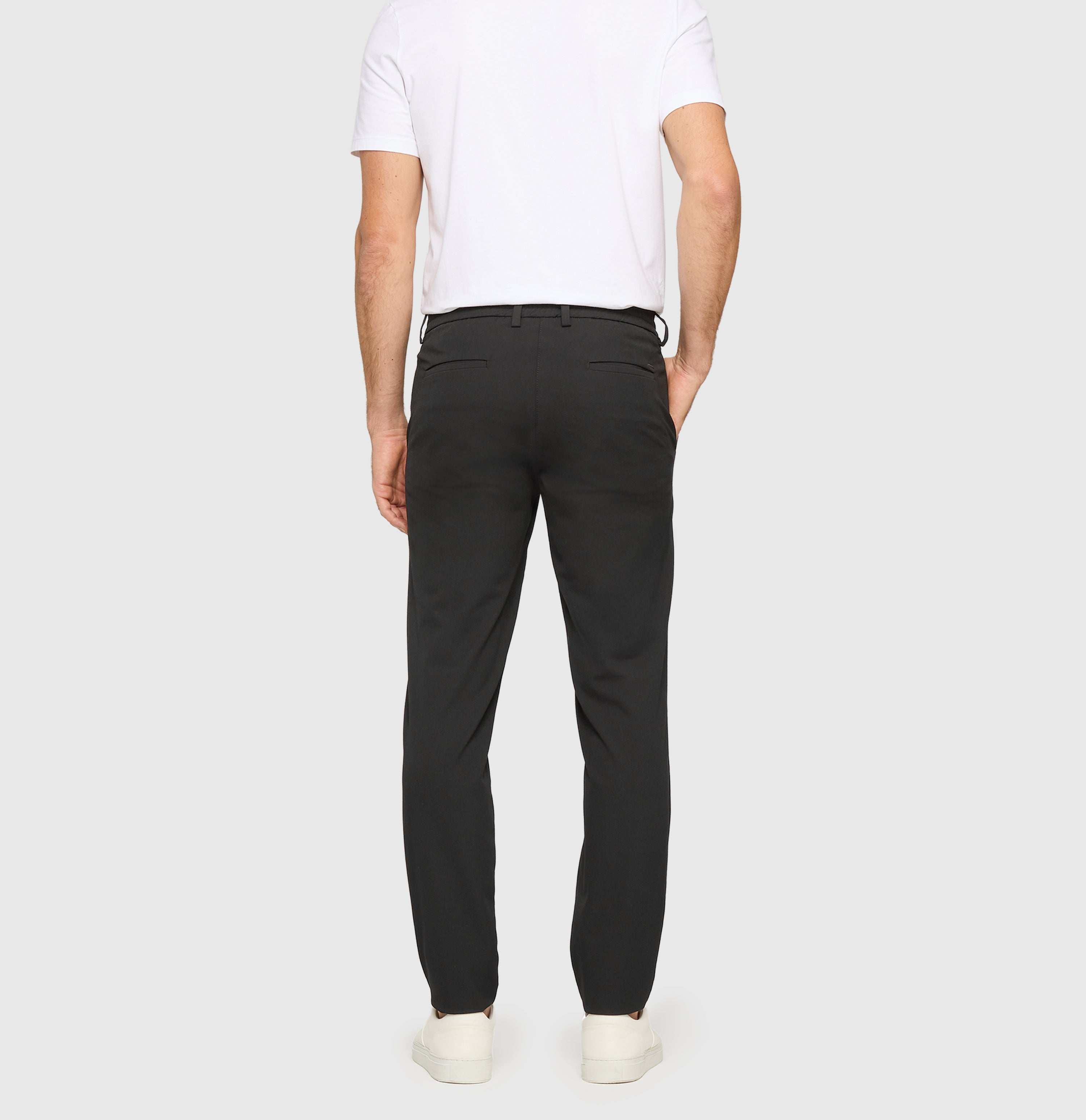 Chino traveller model made of CARBONIUM® gabardine. | Traveller | power black | Back view of model