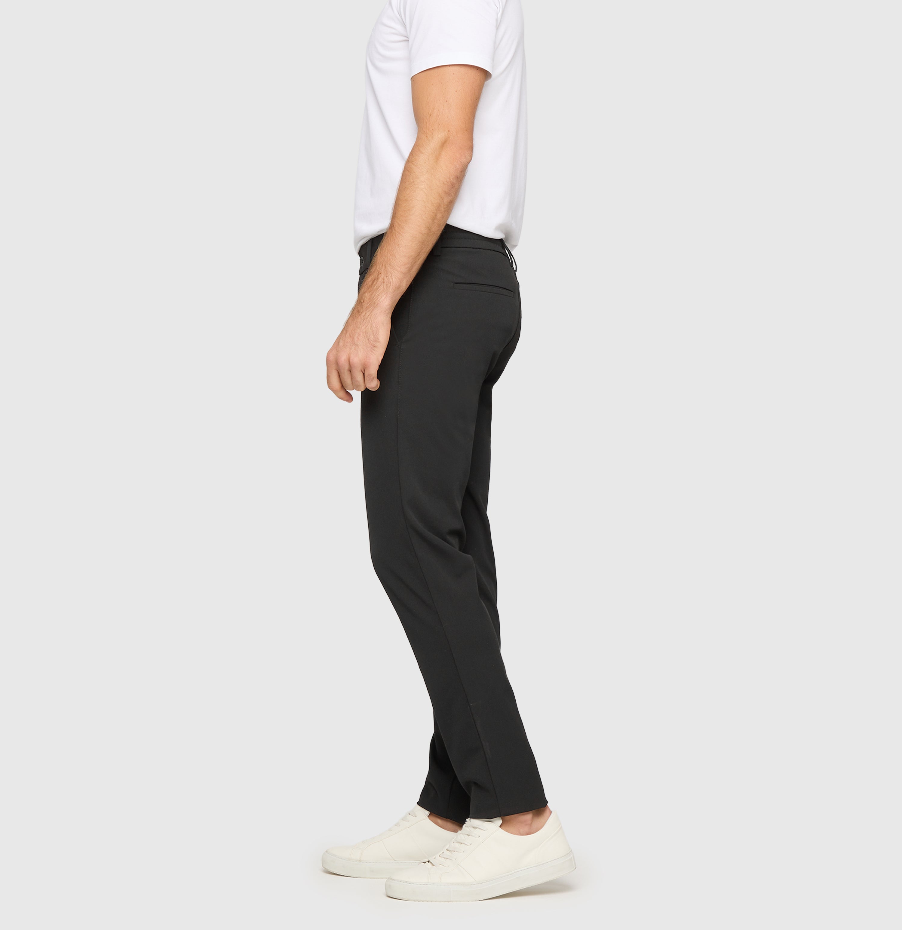 Traveller chino made of CARBONIUM® gabardine. | Traveller | power black | Side view of model