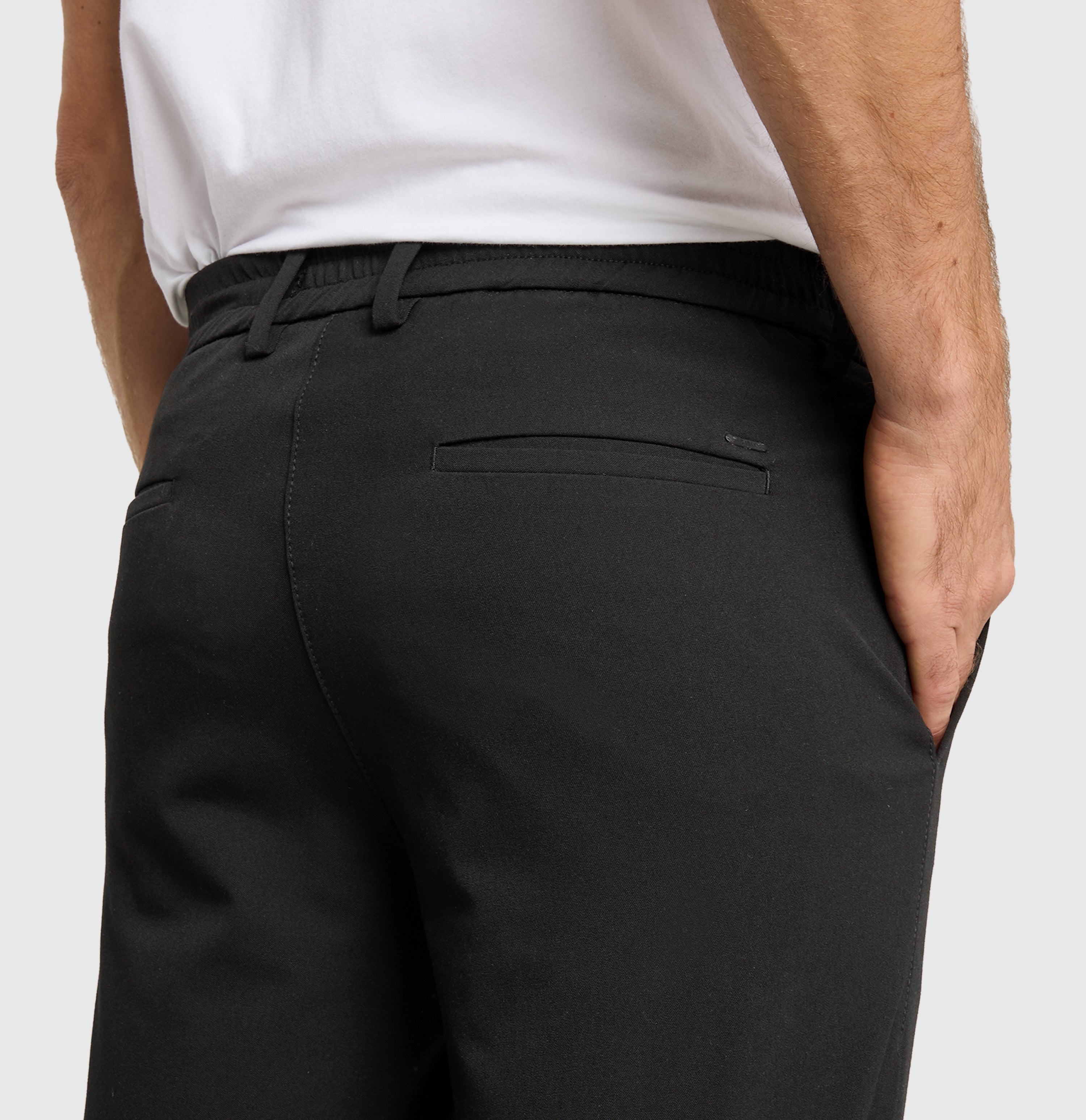 Chino traveller model made of CARBONIUM® gabardine. | Traveller | power black | Detailed view 2 of model