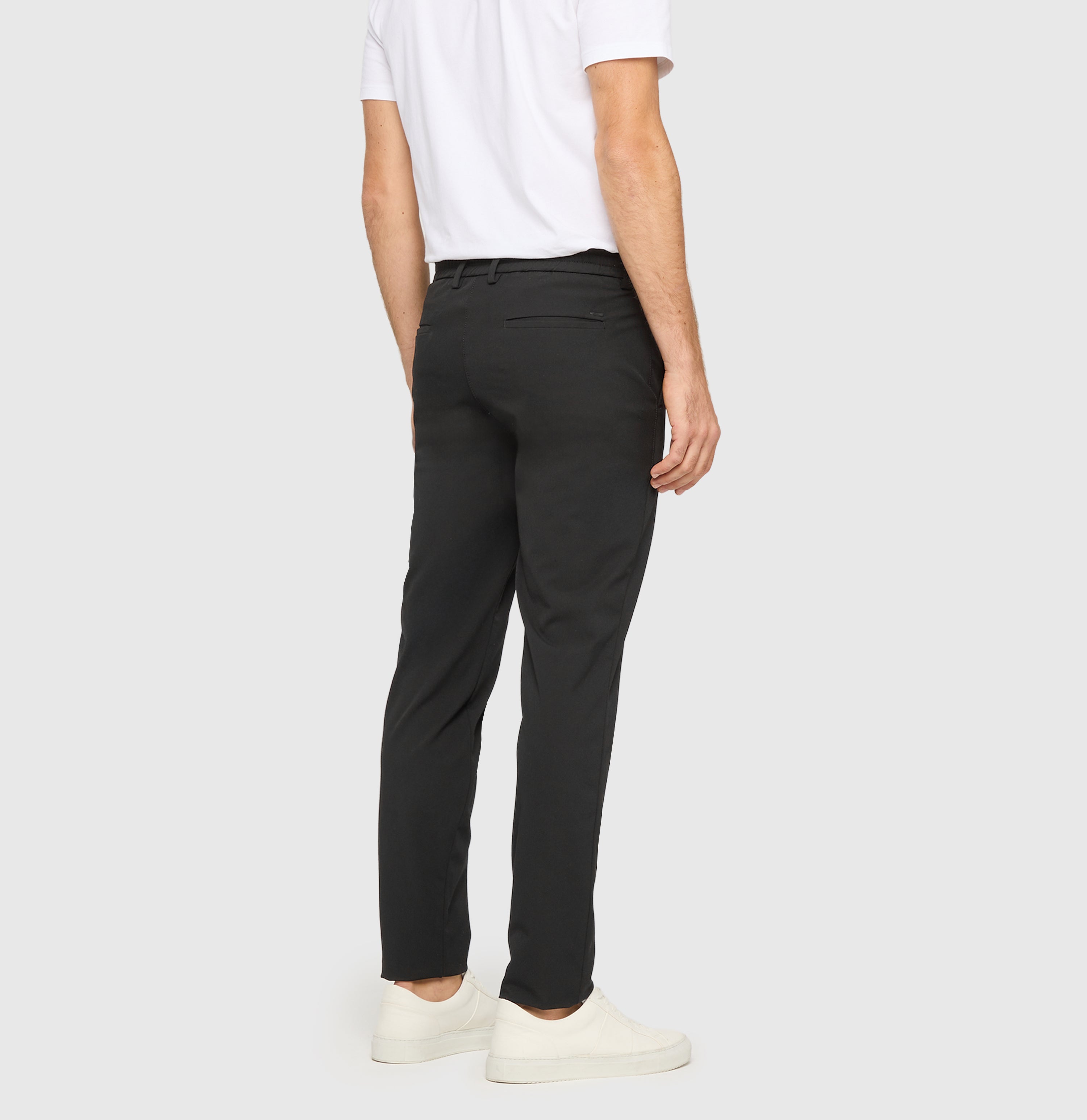 Chino traveller model made of CARBONIUM® gabardine. | Traveller | power black | Detailed view 4 of model