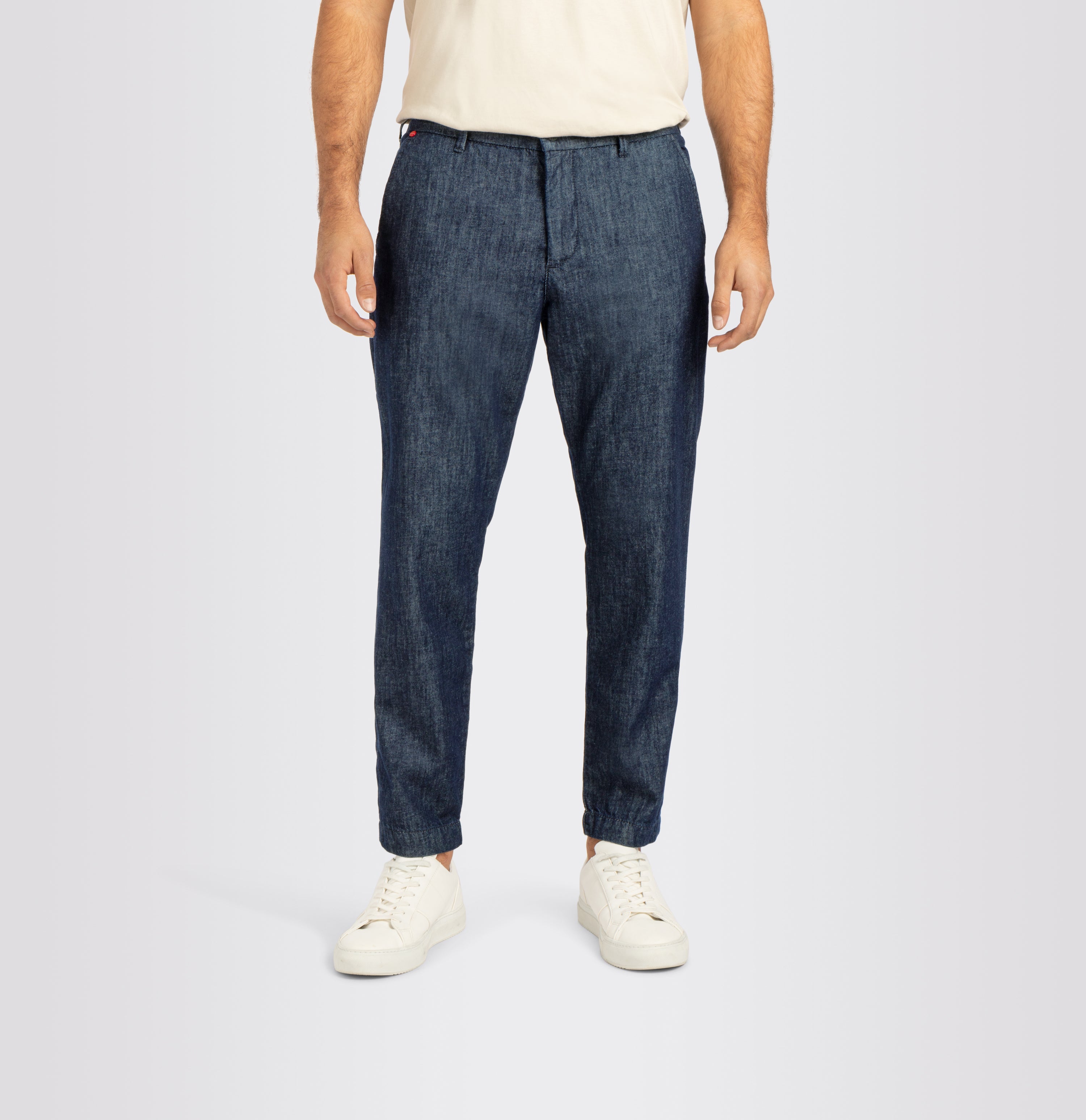 Chino with organic cotton and nettle fibres. | Dean | rinsed deep blue | Front view of model
