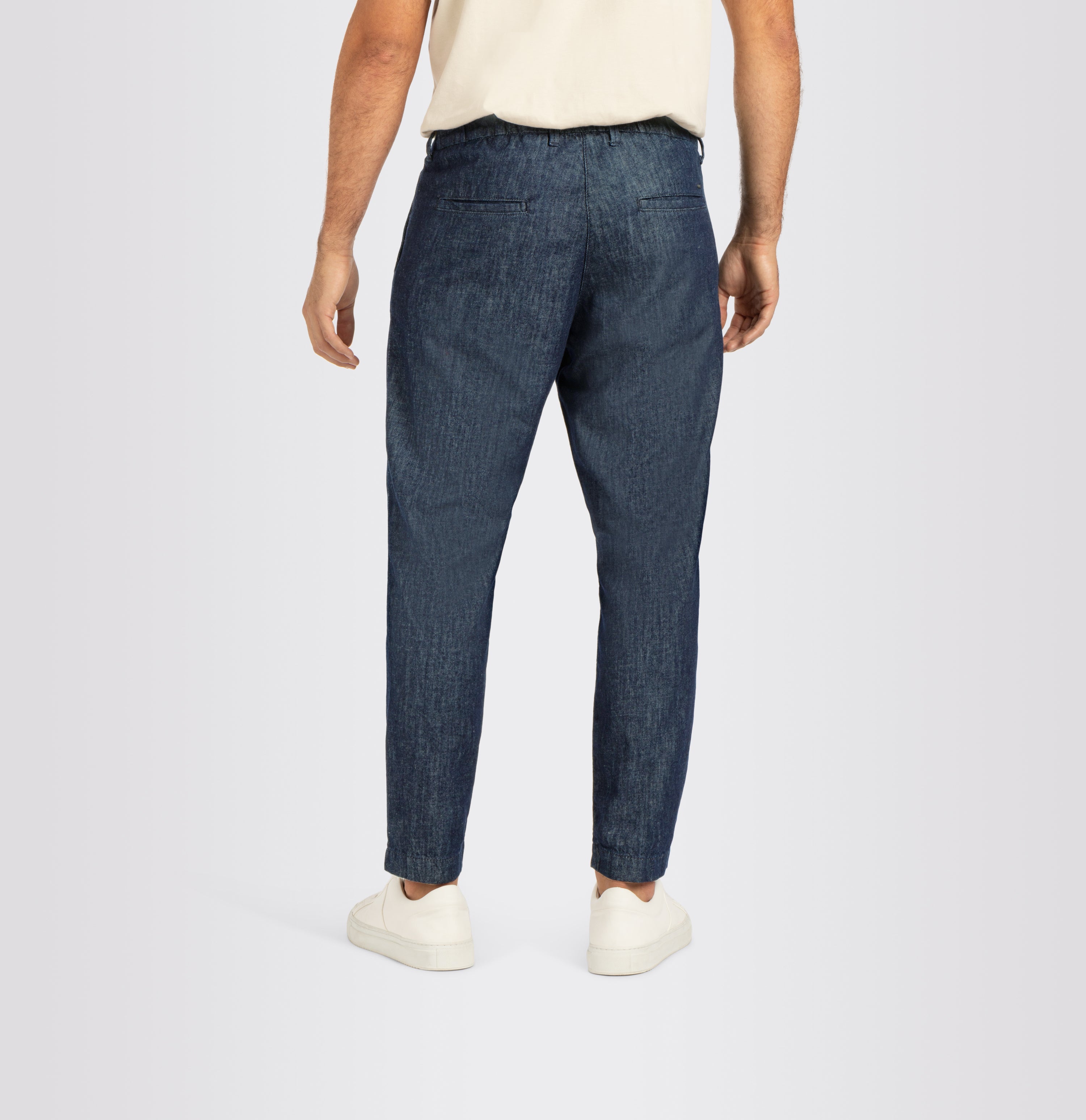 Chino with organic cotton and nettle fibres. | Dean | rinsed deep blue | Back view of model