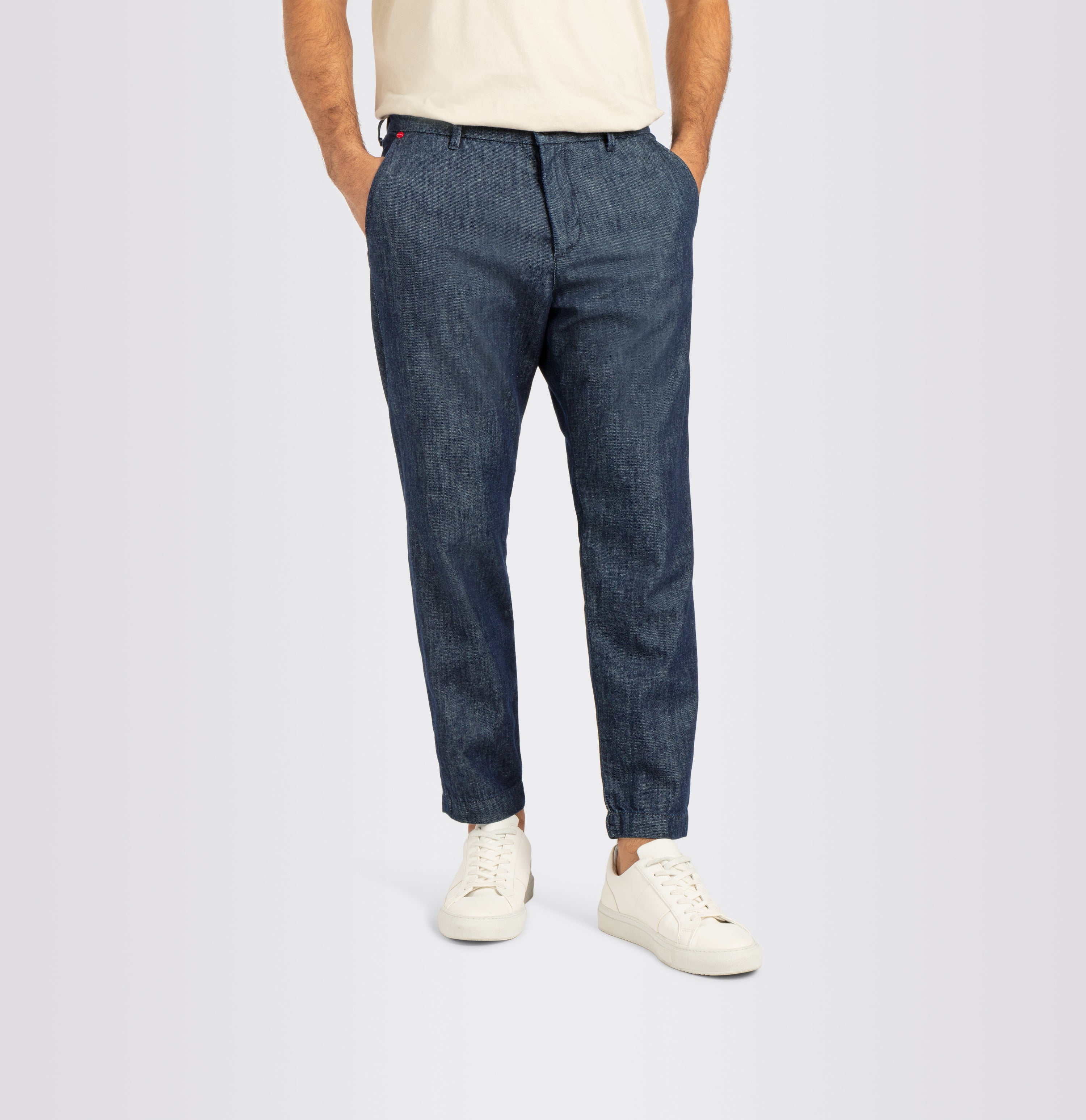 Chino with organic cotton and nettle fibres. | Dean | rinsed deep blue | Detailed view 2 of model