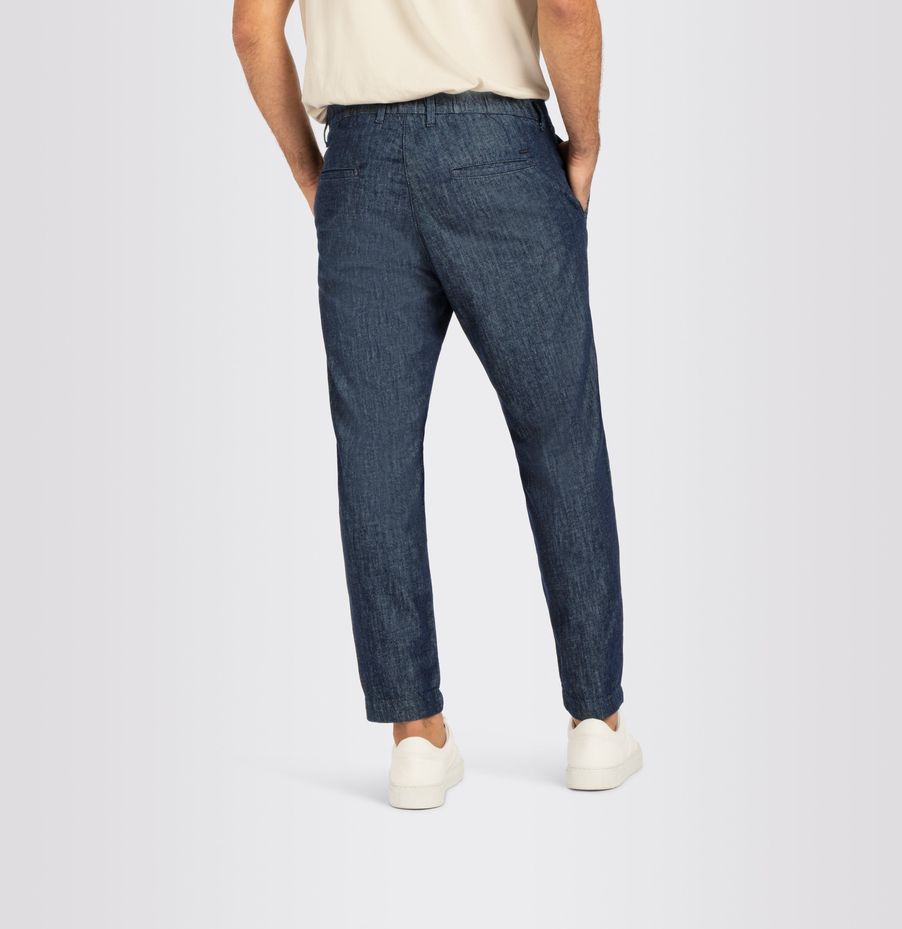 Chino with organic cotton and nettle fibres. | Dean | rinsed deep blue | Detailed view 3 of model