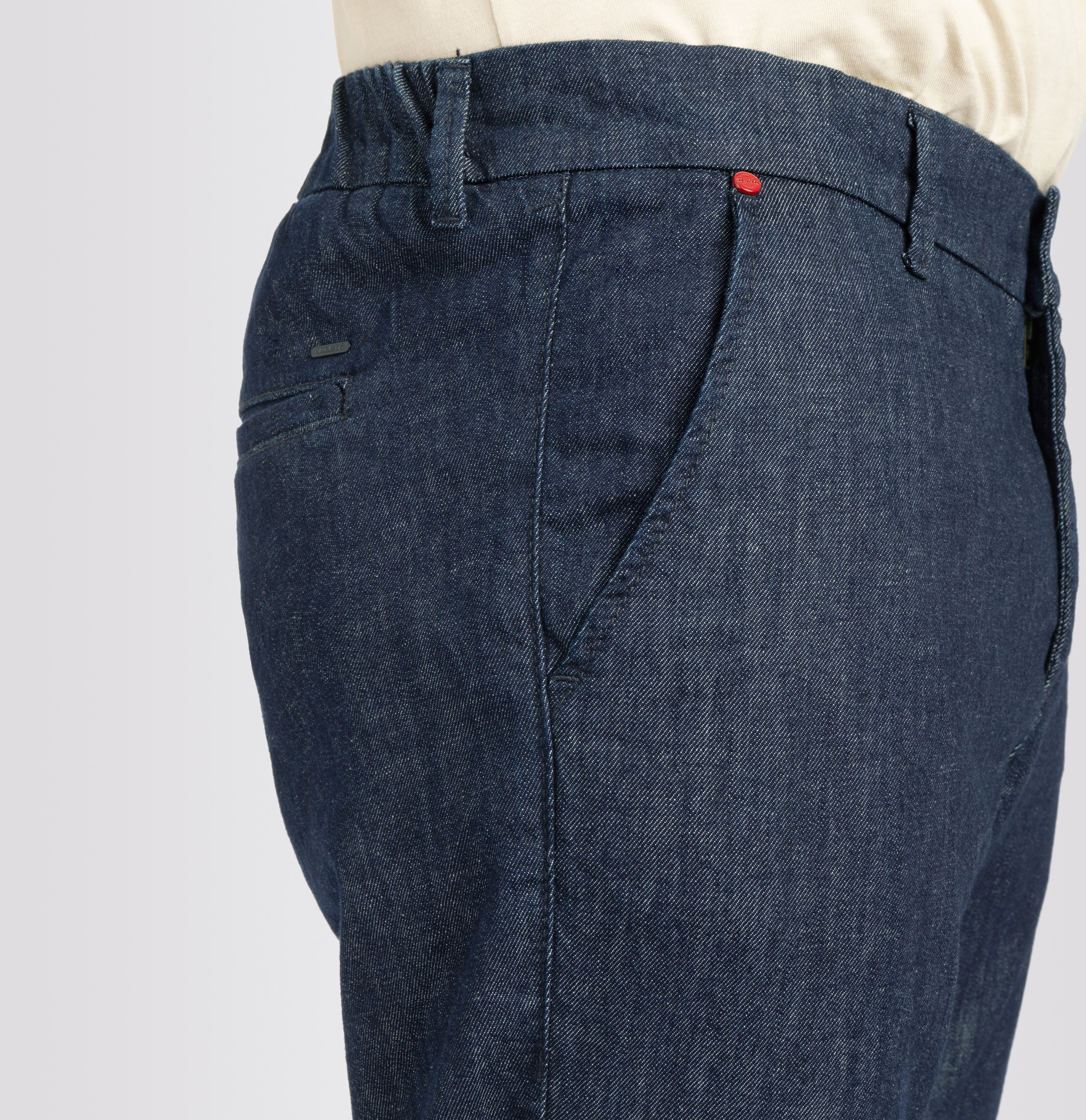 Chino with organic cotton and nettle fibres. | Dean | rinsed deep blue | Detailed view 4 of model