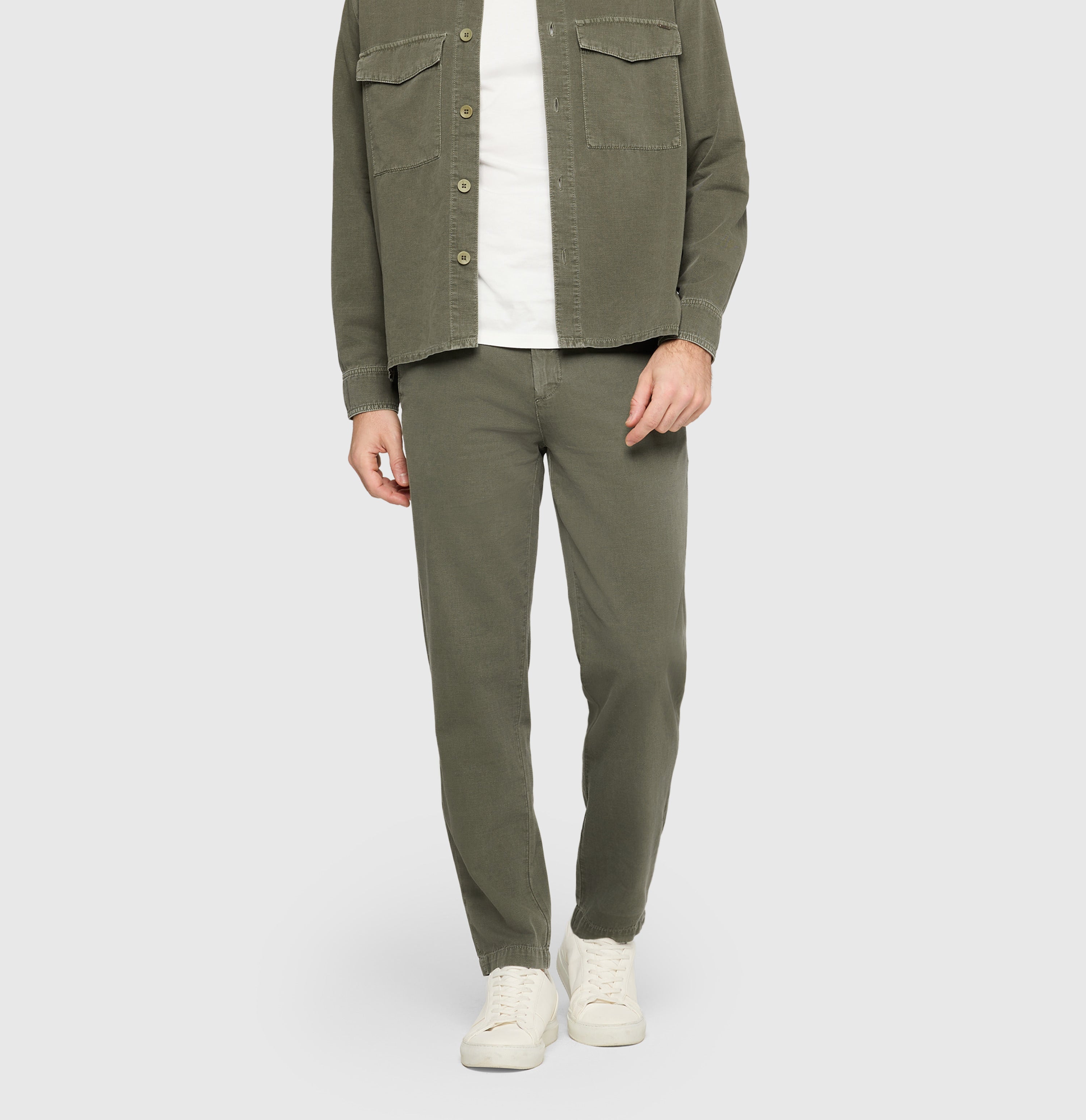 Tapered chino with hemp fibres. | Dean | leaf green PPT | Detailed view 3 of model