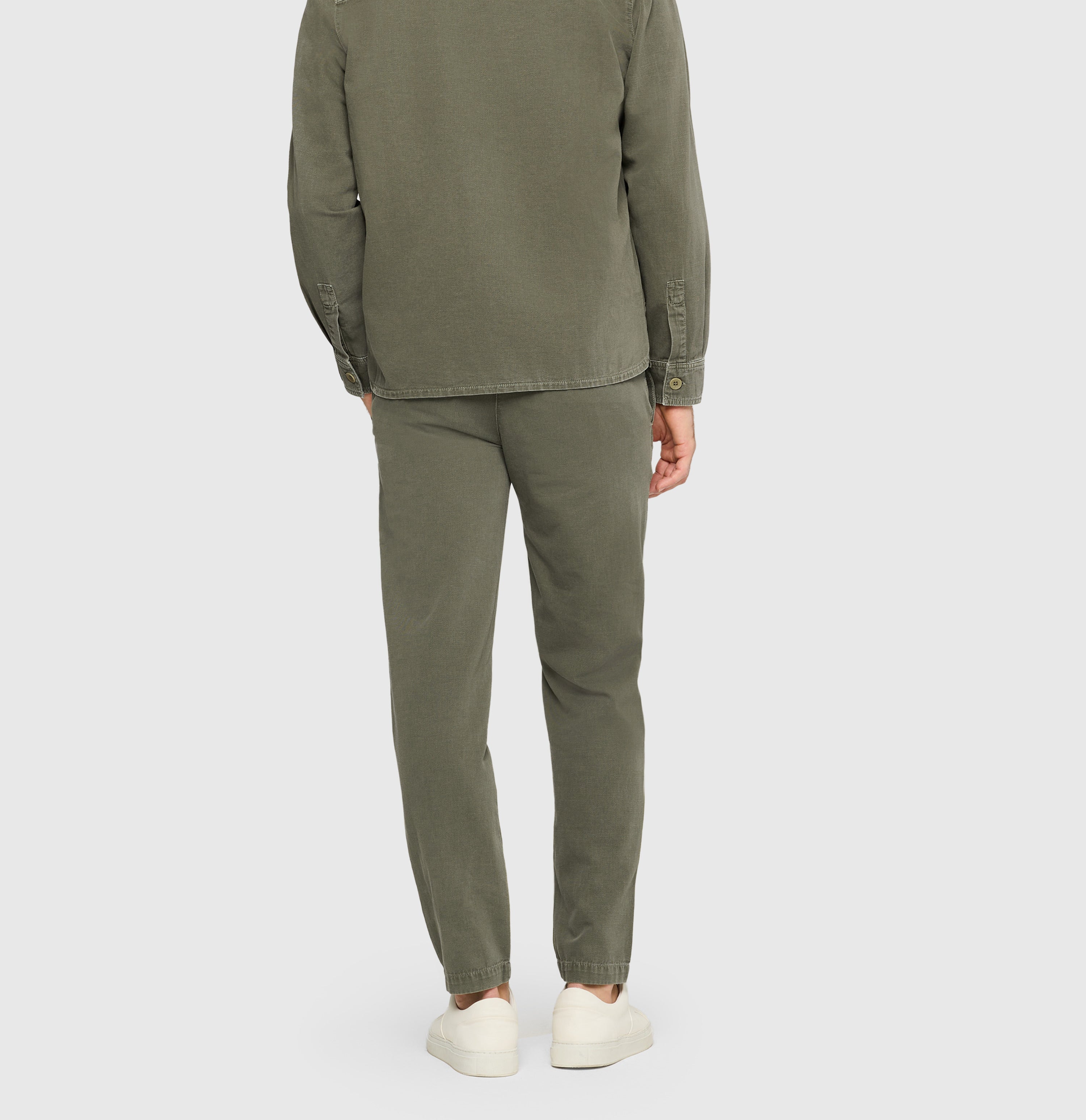 Tapered chino with hemp fibres. | Dean | leaf green PPT | Detailed view 4 of model