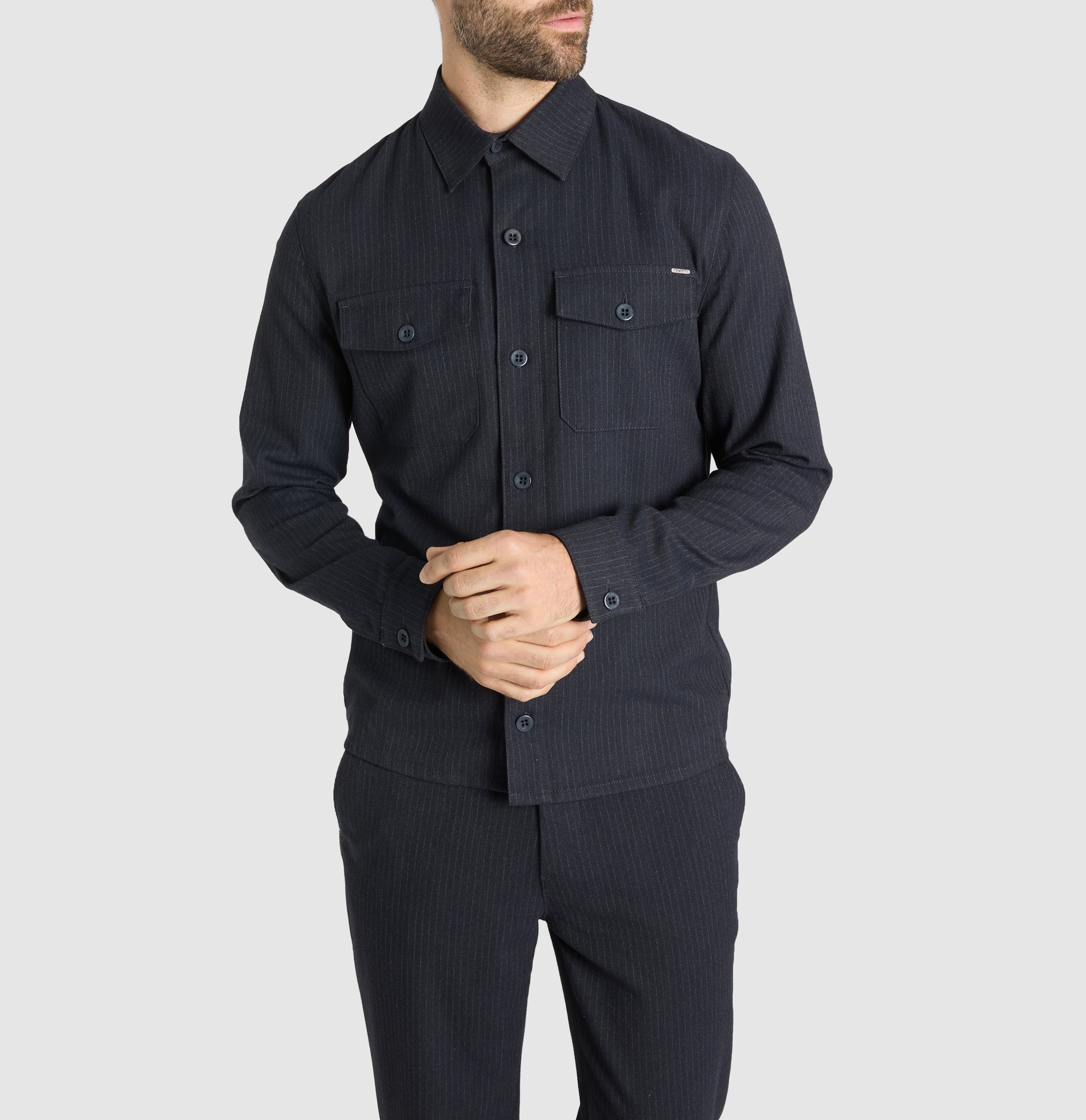 Flannel chino with fine pinstripes. | Dean | midnight blue stripes | Detailed view 2 of model