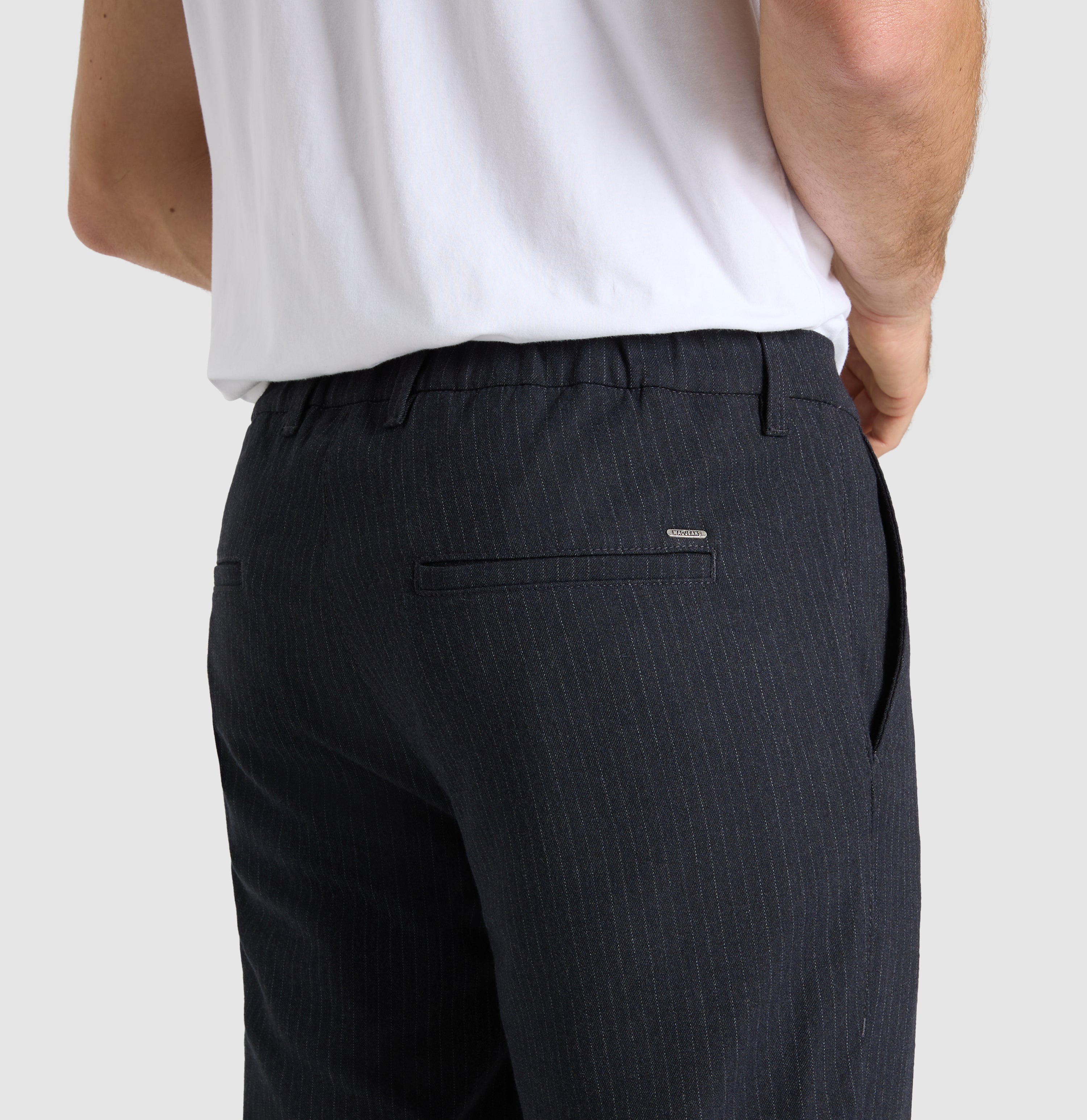 Flannel chino with fine pinstripes. | Dean | midnight blue stripes | Detailed view 3 of model