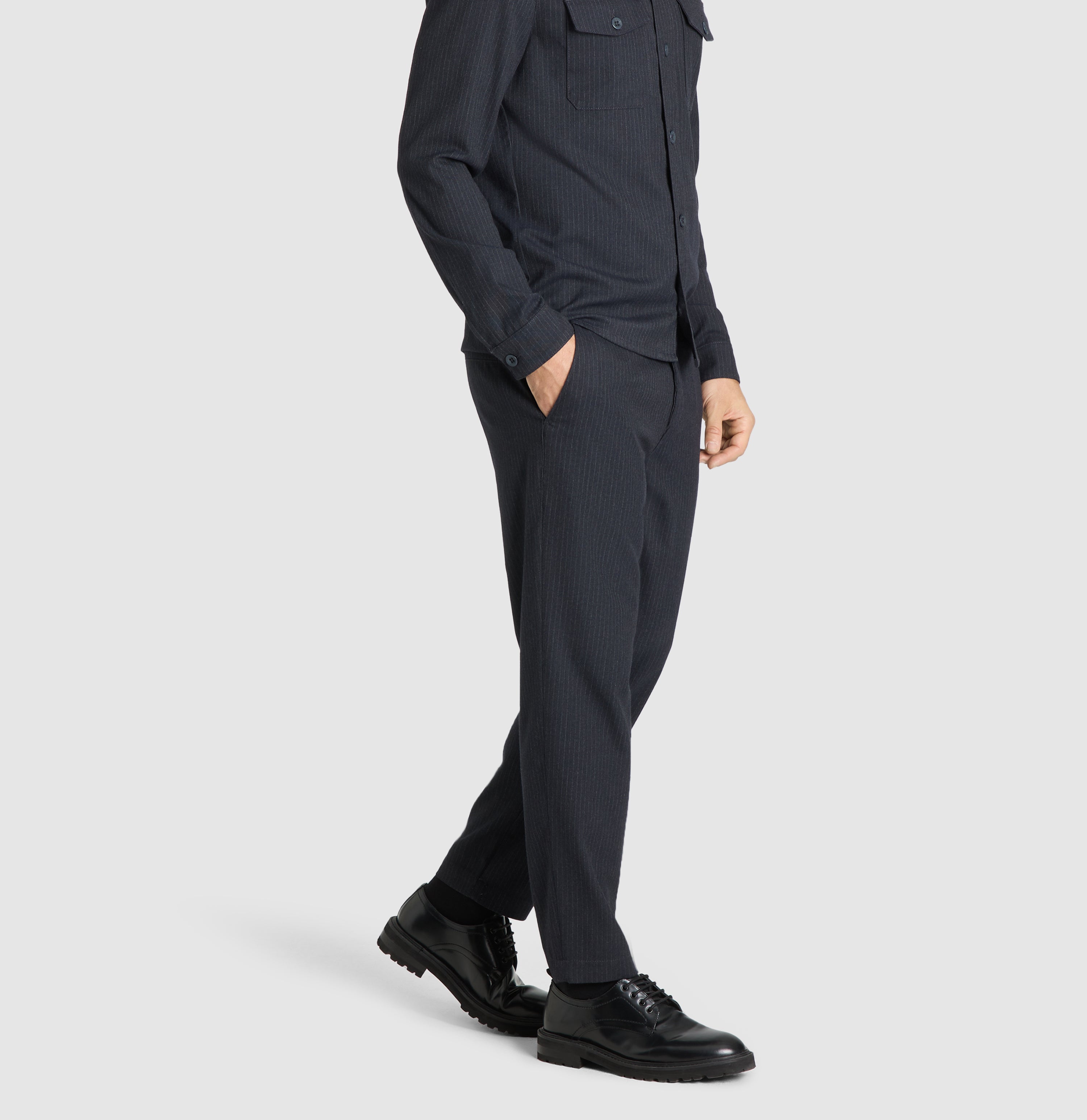 Flannel chino with fine pinstripes. | Dean | midnight blue stripes | Detailed view 4 of model