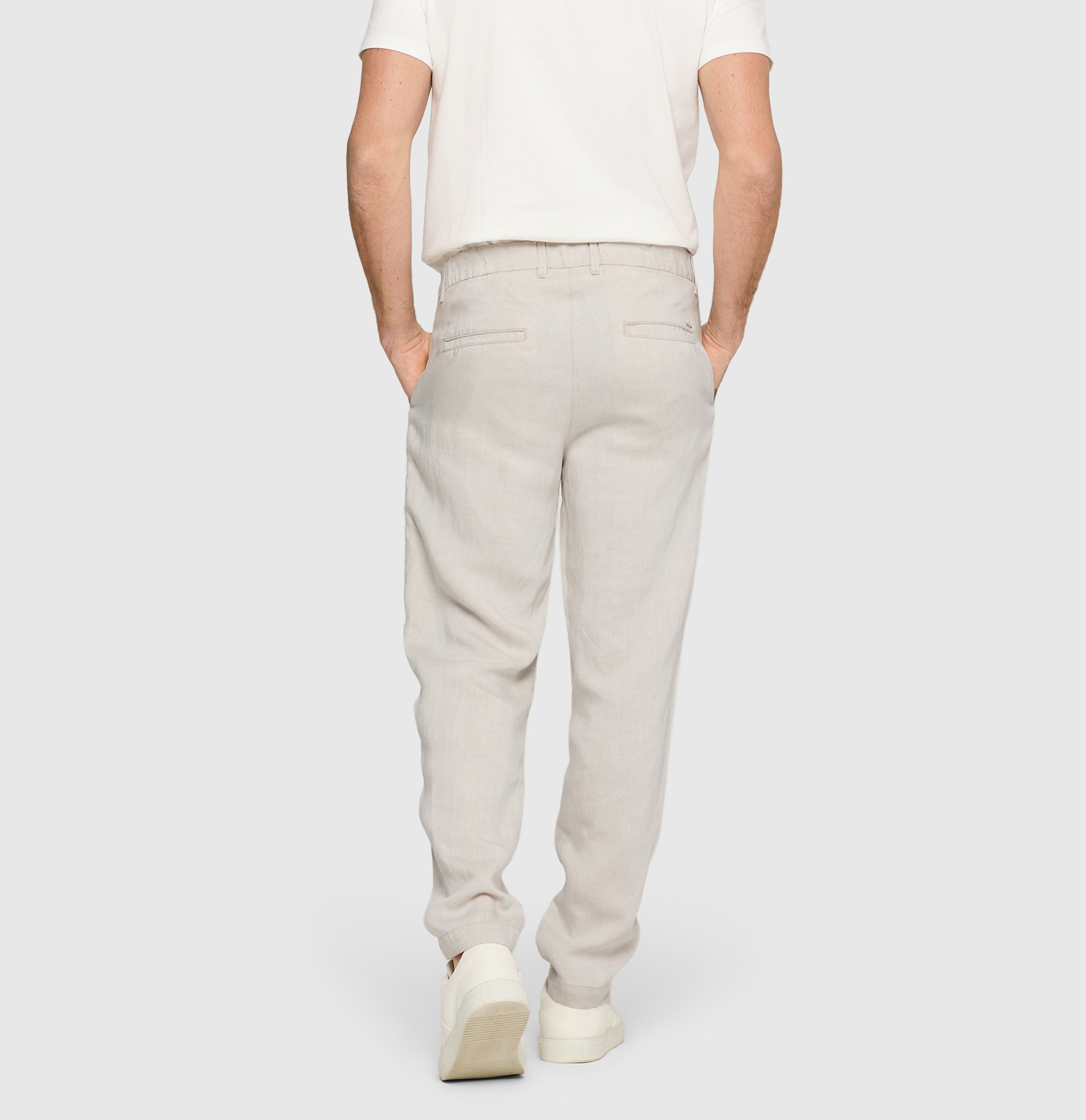 Tapered fit made from lyocell-linen denim. | Dean | nature | Back view of model