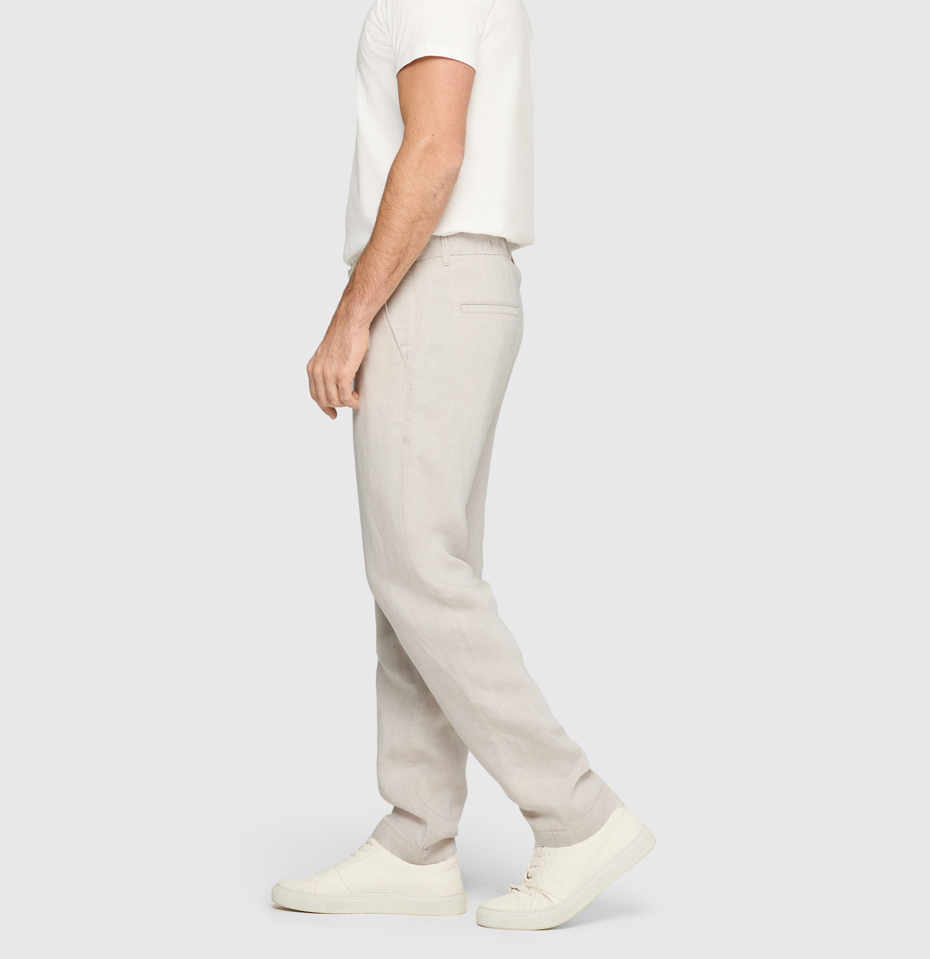 Tapered fit made from lyocell-linen denim. | Dean | nature | Side view of model