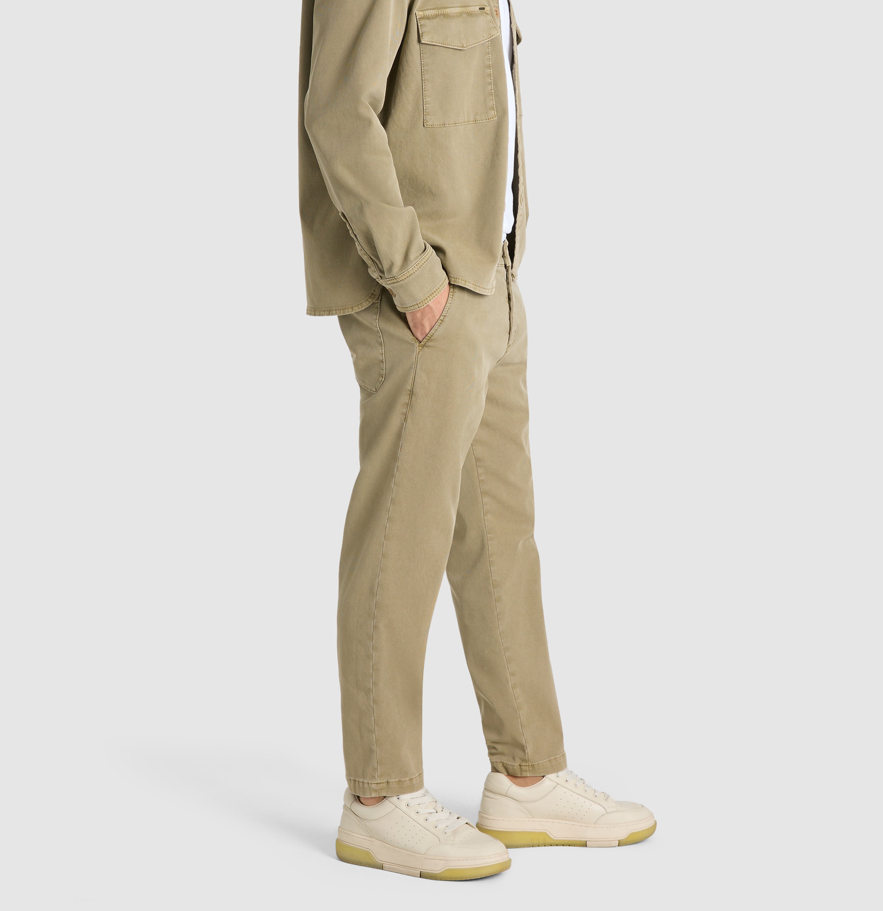 Tapered chino in a twill material with lyocell. | Dean Worker | martini olive PPT | Side view of model
