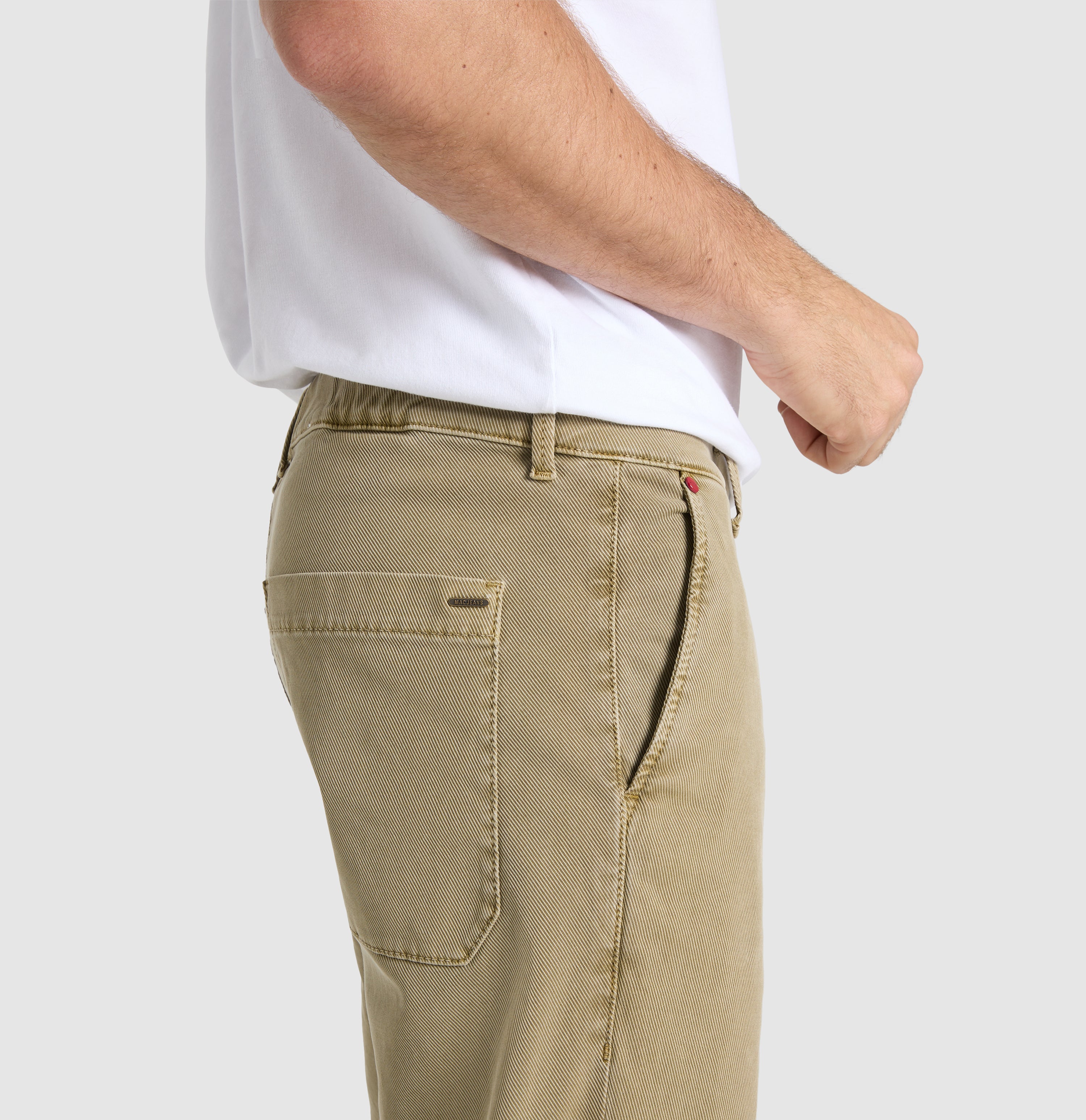 Tapered chino in a twill material with lyocell. | Dean Worker | martini olive PPT | Detailed view 2 of model