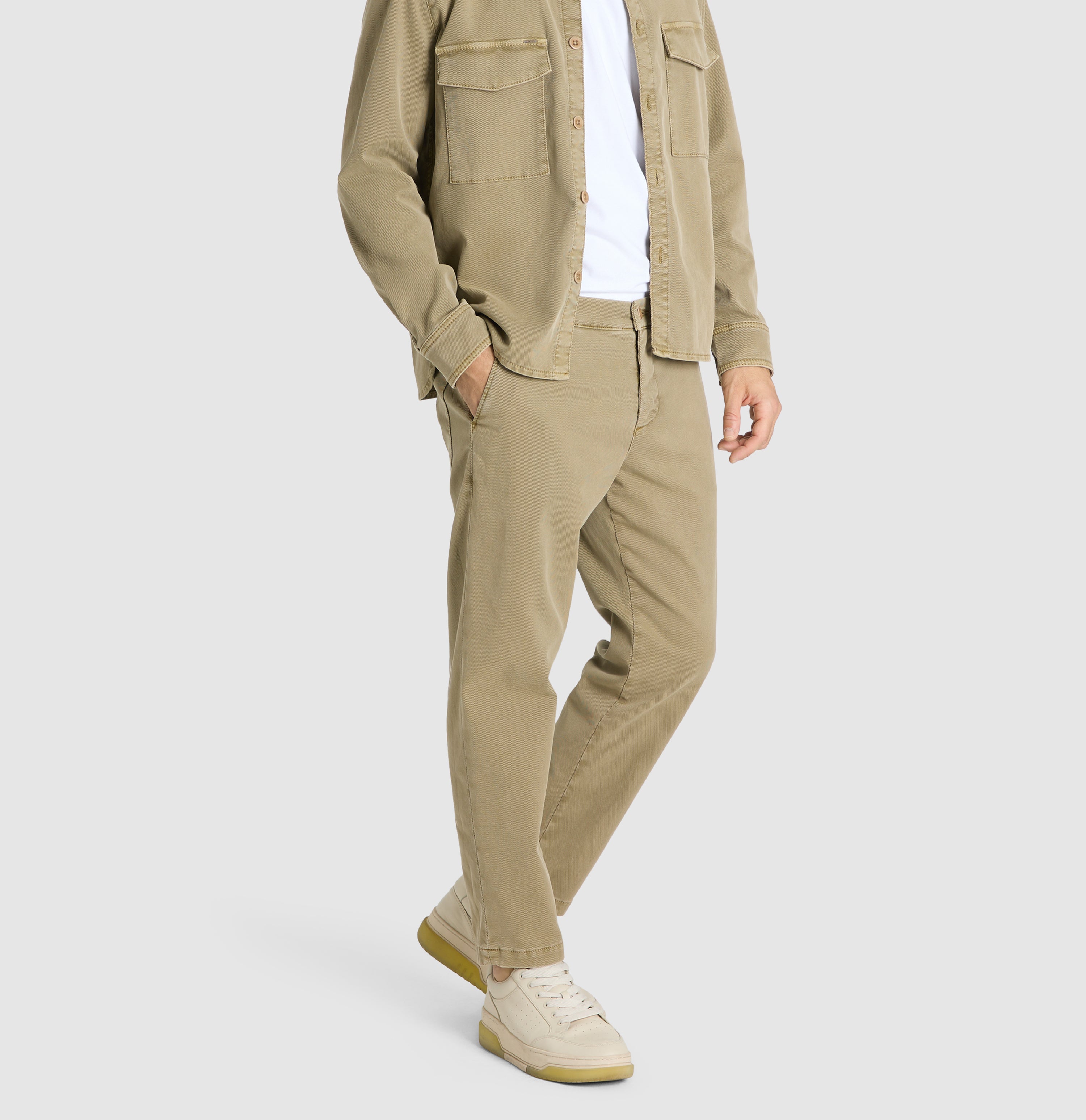 Tapered chino in a twill material with lyocell. | Dean Worker | martini olive PPT | Detailed view 4 of model