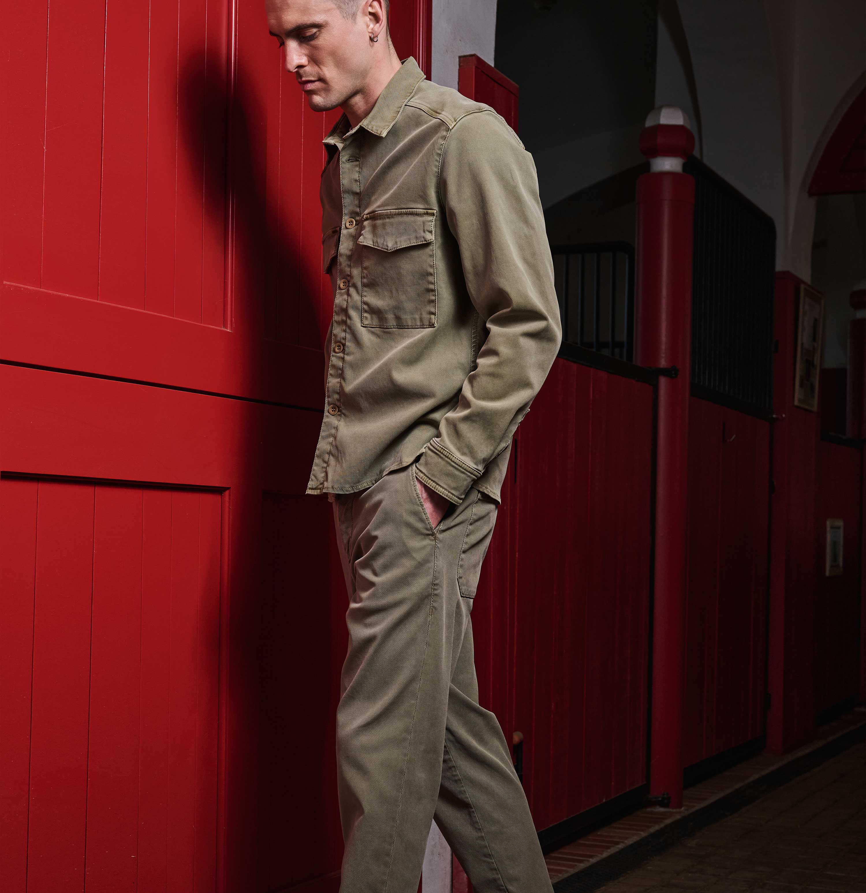 Tapered chino in a twill material with lyocell. | Dean Worker | martini olive PPT | Full-body of model