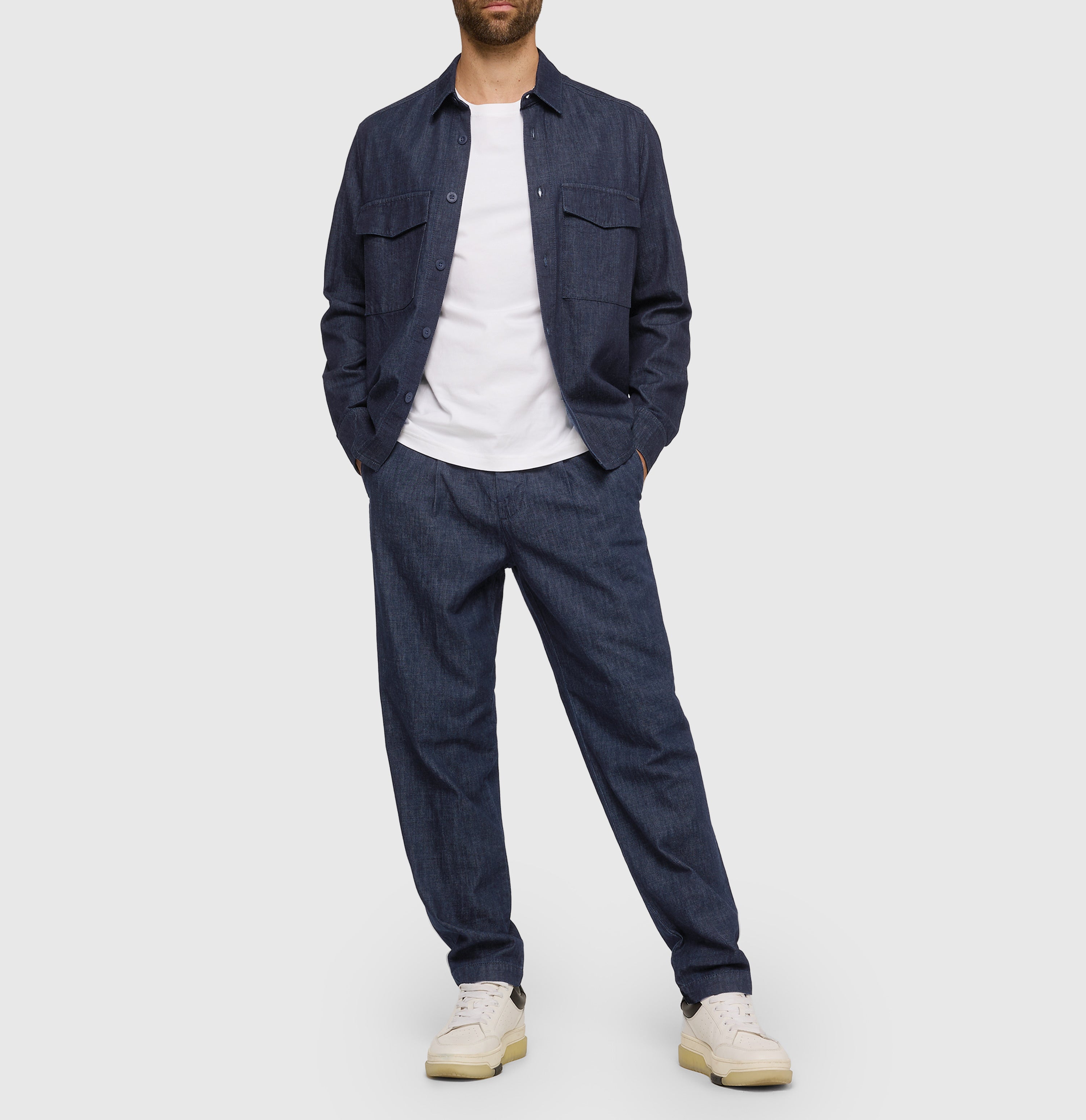 Chino made of light nettle denim. | Dean Pleat | dark rinsewash | Side view of model