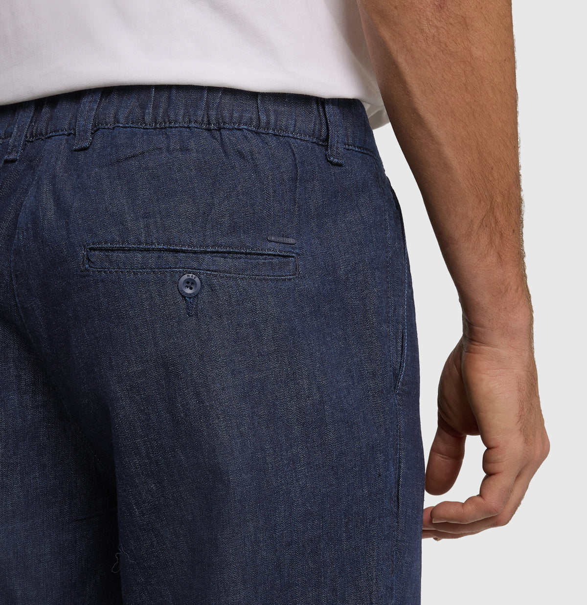 Chino made of light nettle denim. | Dean Pleat | dark rinsewash | Detailed view 2 of model