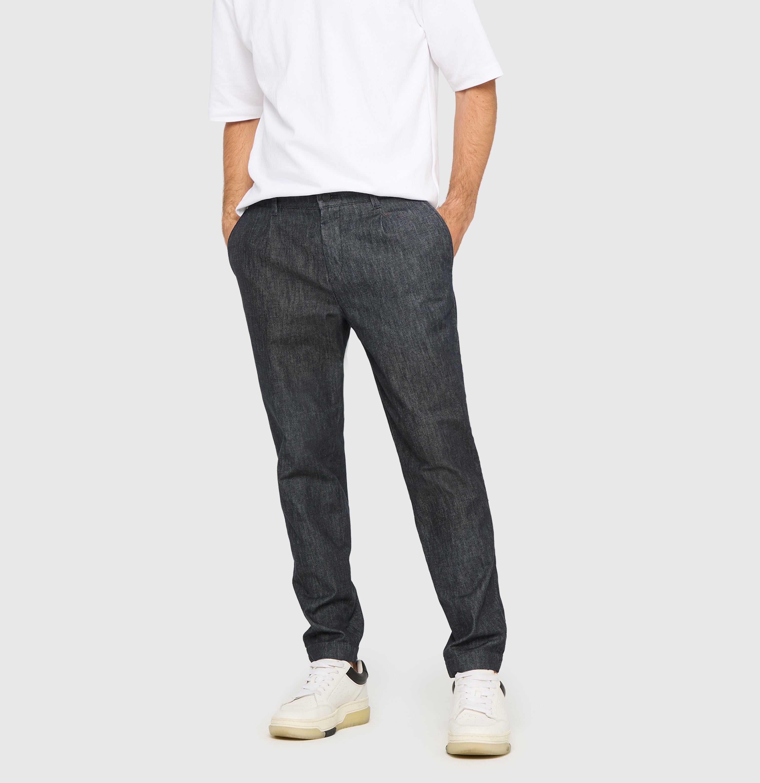 Tapered fit made from wool denim with cashmere content. | Dean Pleat | rinsed deep blue | Side view of model