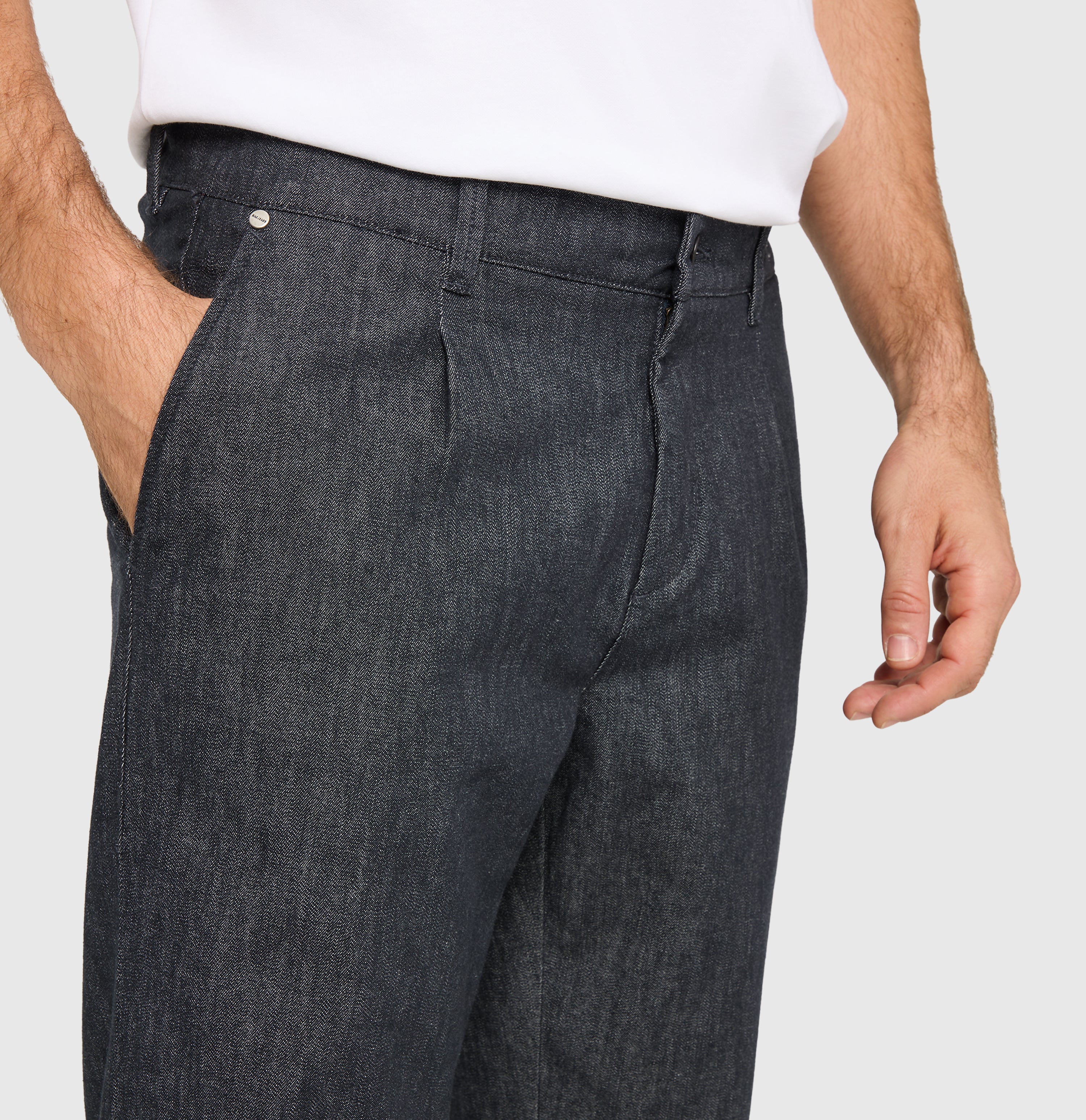 Tapered fit made from wool denim with cashmere content. | Dean Pleat | rinsed deep blue | Detailed view 2 of model