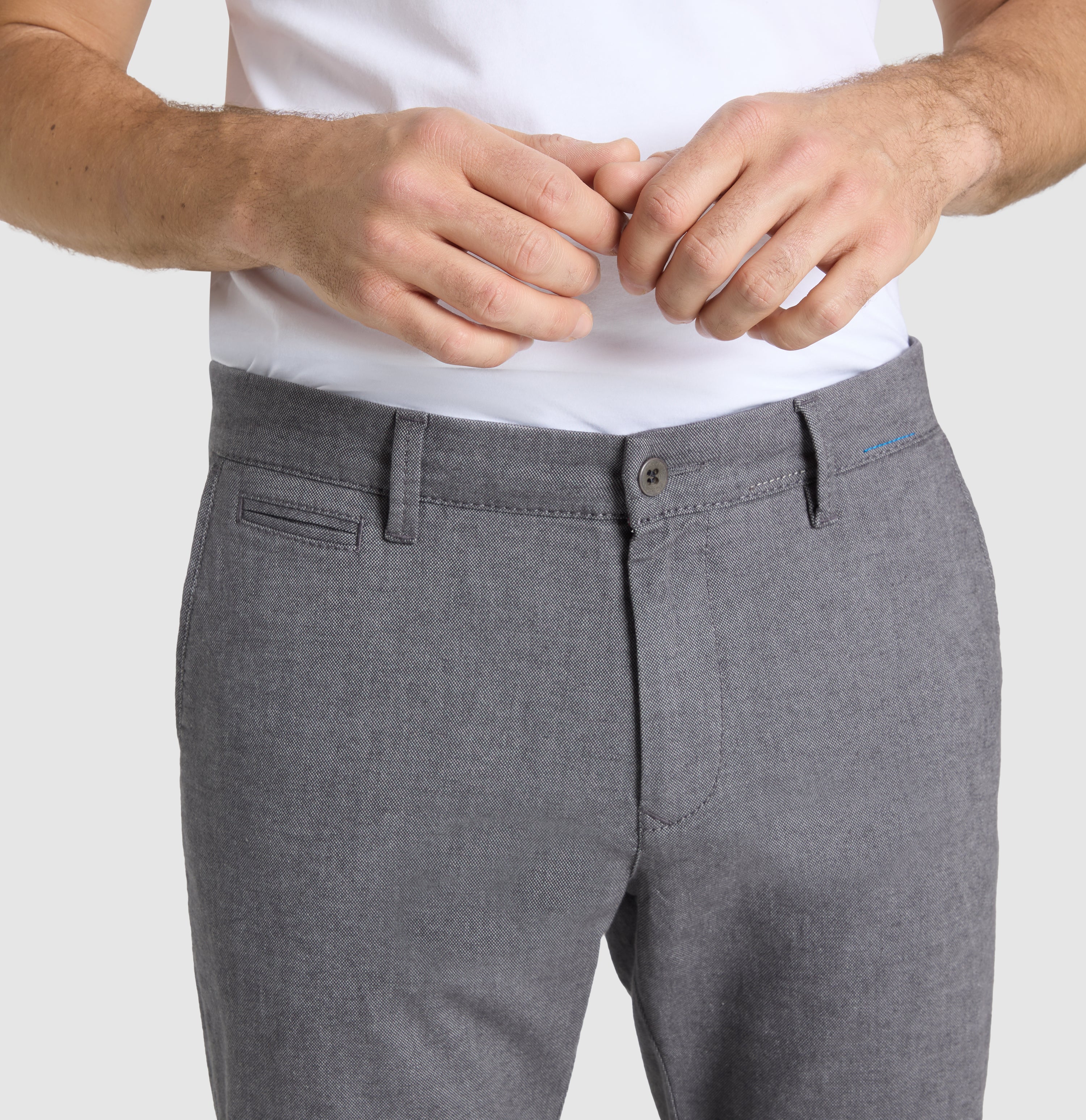 Slim chino in a brushed cotton material. | Lennox | flannel | Detailed view 2 of model