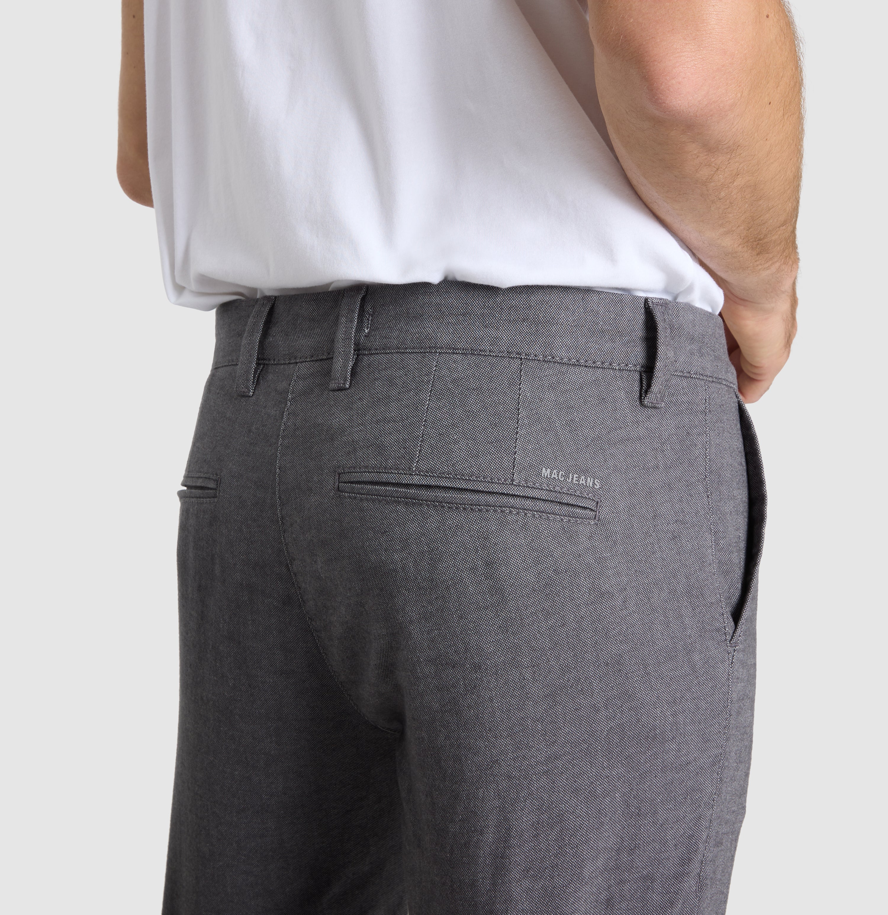 Slim chino in a brushed cotton material. | Lennox | flannel | Detailed view 3 of model