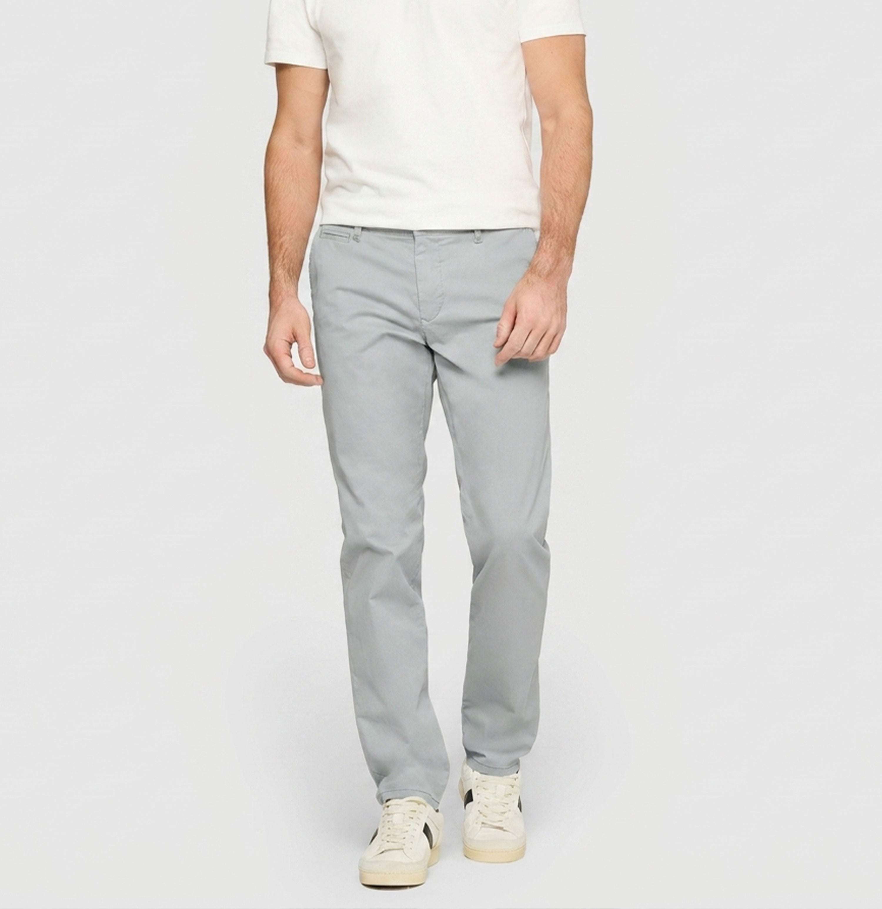 Regular trousers with discreet print. | Lennox | silver grey printed | Front view of model