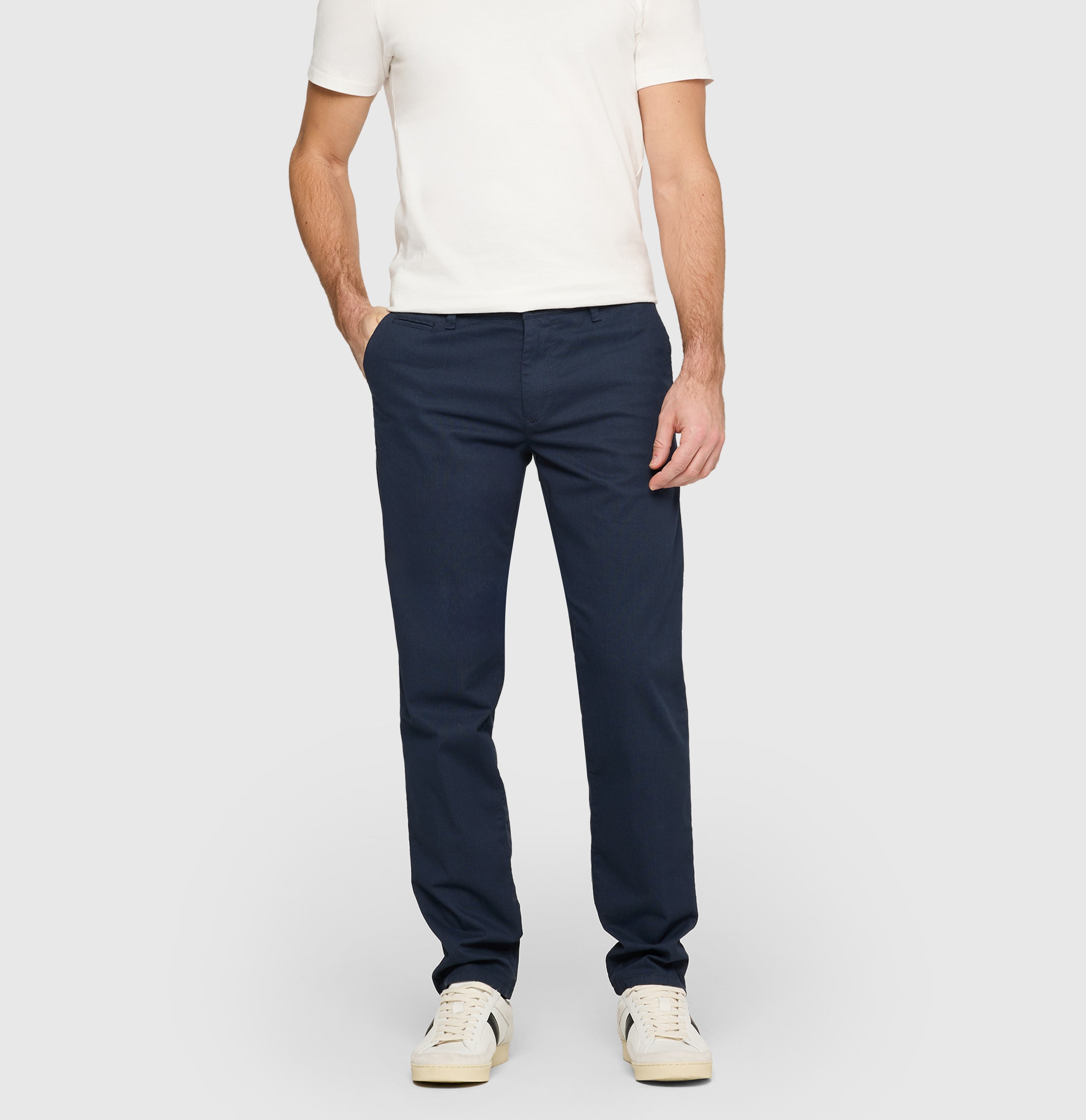 Regular trousers with discreet print. | Lennox | dark indigo printed | Front view of model