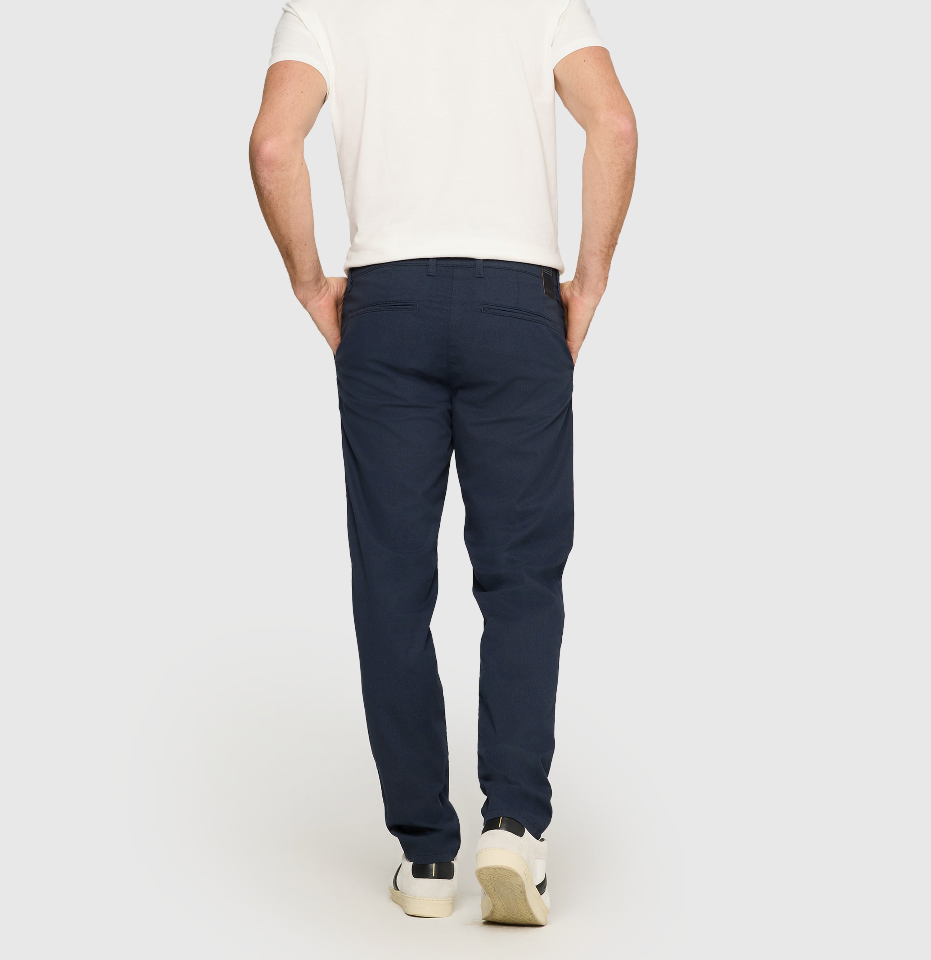 Regular trousers with discreet print. | Lennox | dark indigo printed | Back view of model