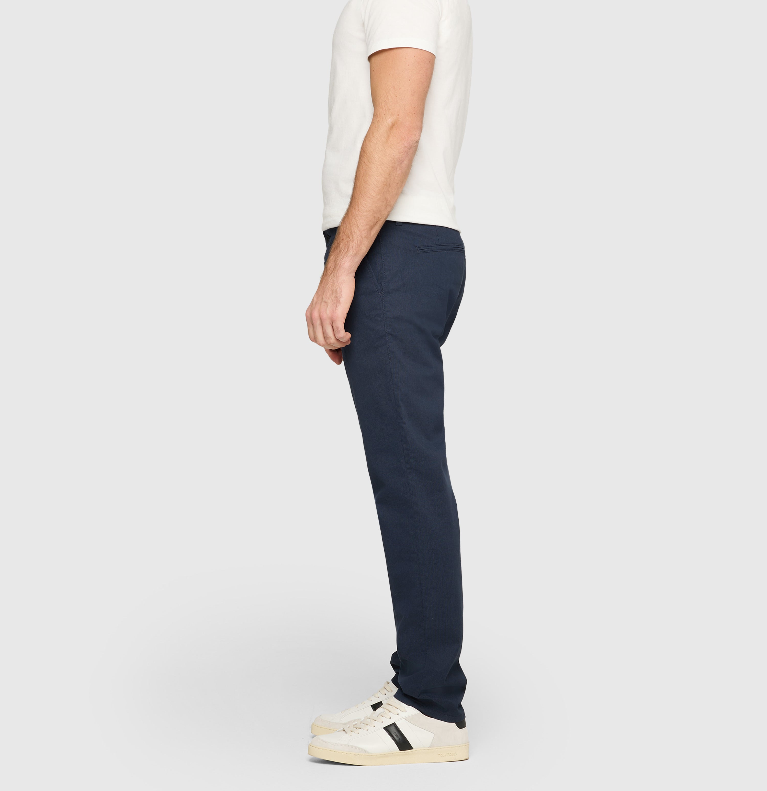 Regular trousers with discreet print. | Lennox | dark indigo printed | Side view of model
