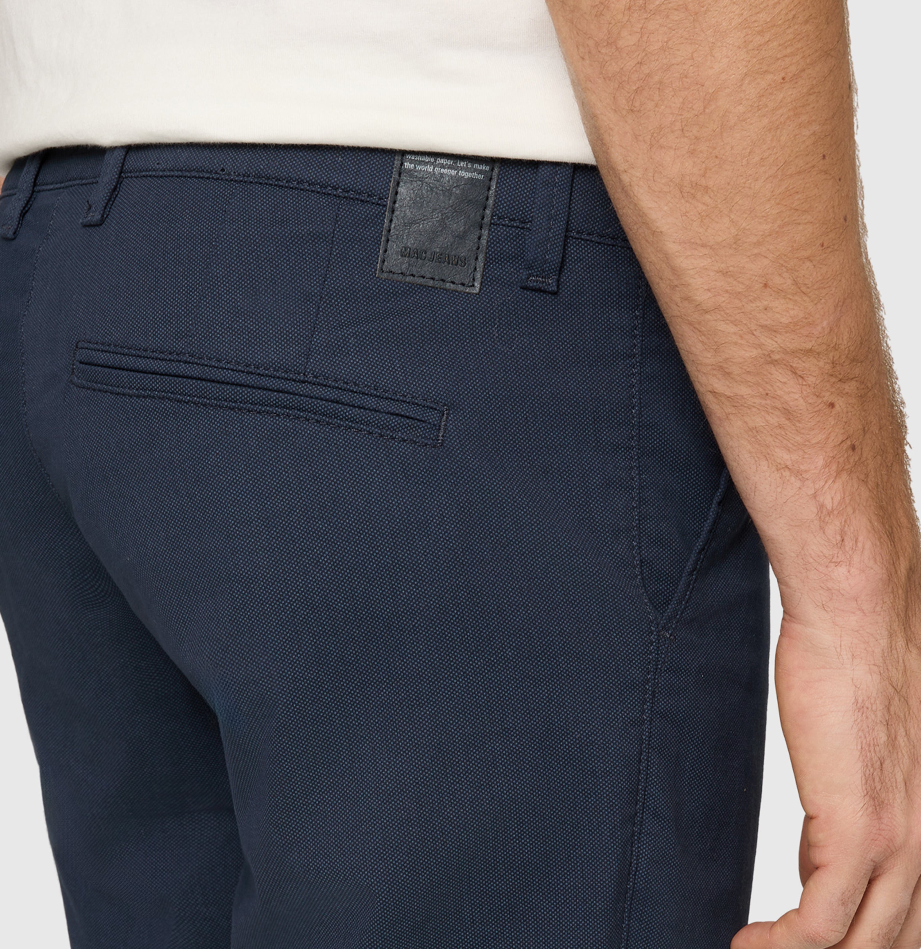 Regular trousers with discreet print. | Lennox | dark indigo printed | Detailed view 2 of model