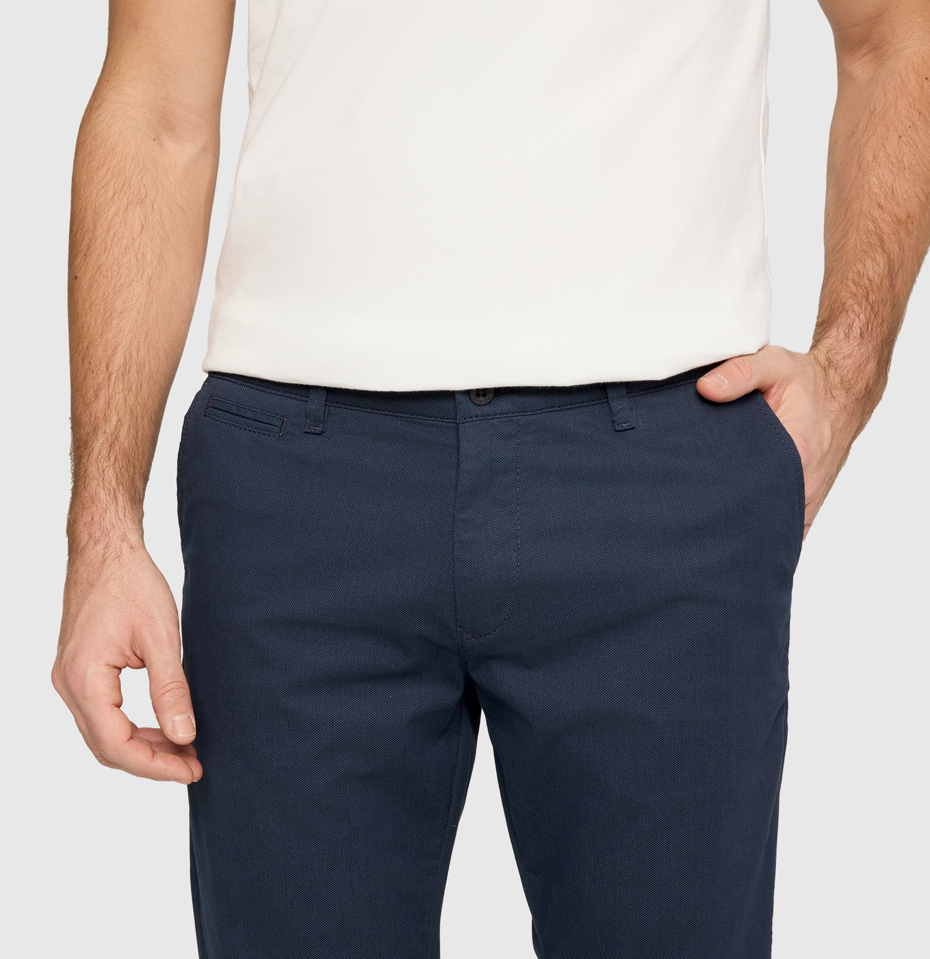 Regular trousers with discreet print. | Lennox | dark indigo printed | Detailed view 3 of model