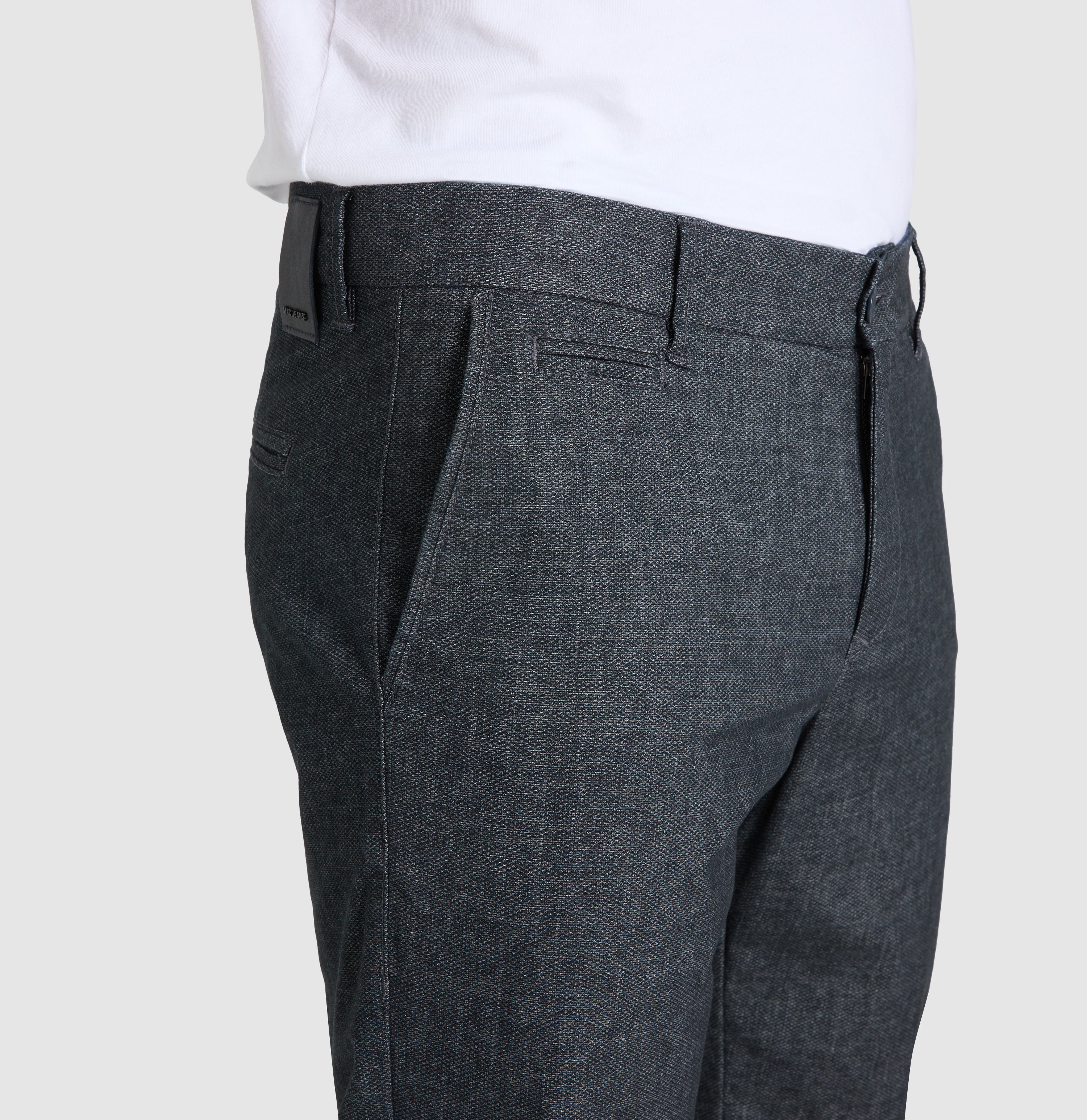 Chino in a finely patterned flannel material. | Lennox | midnight blue printed | Detailed view 2 of model