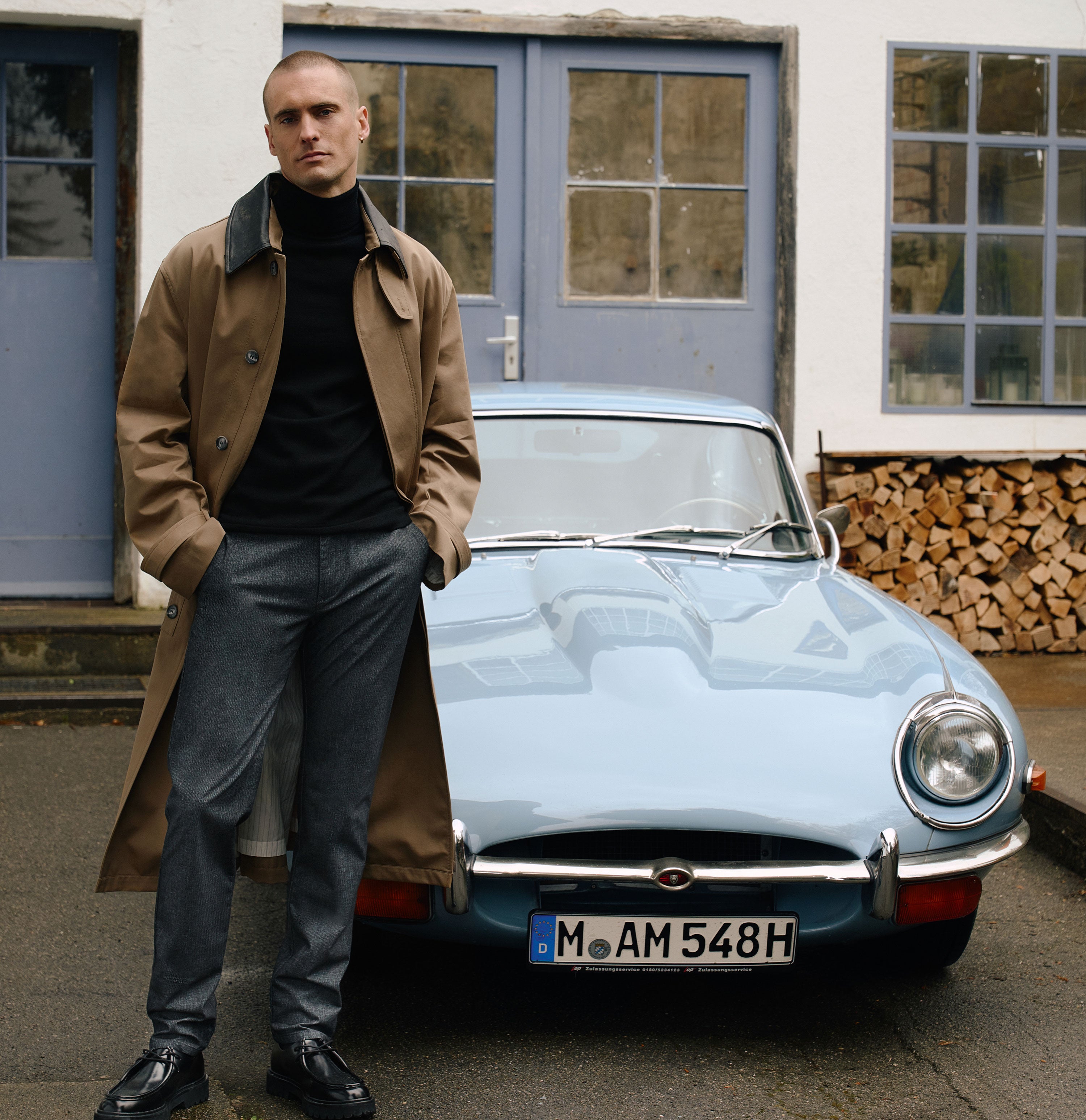 Chino in a finely patterned flannel material. | Lennox | midnight blue printed | Campaign image 3