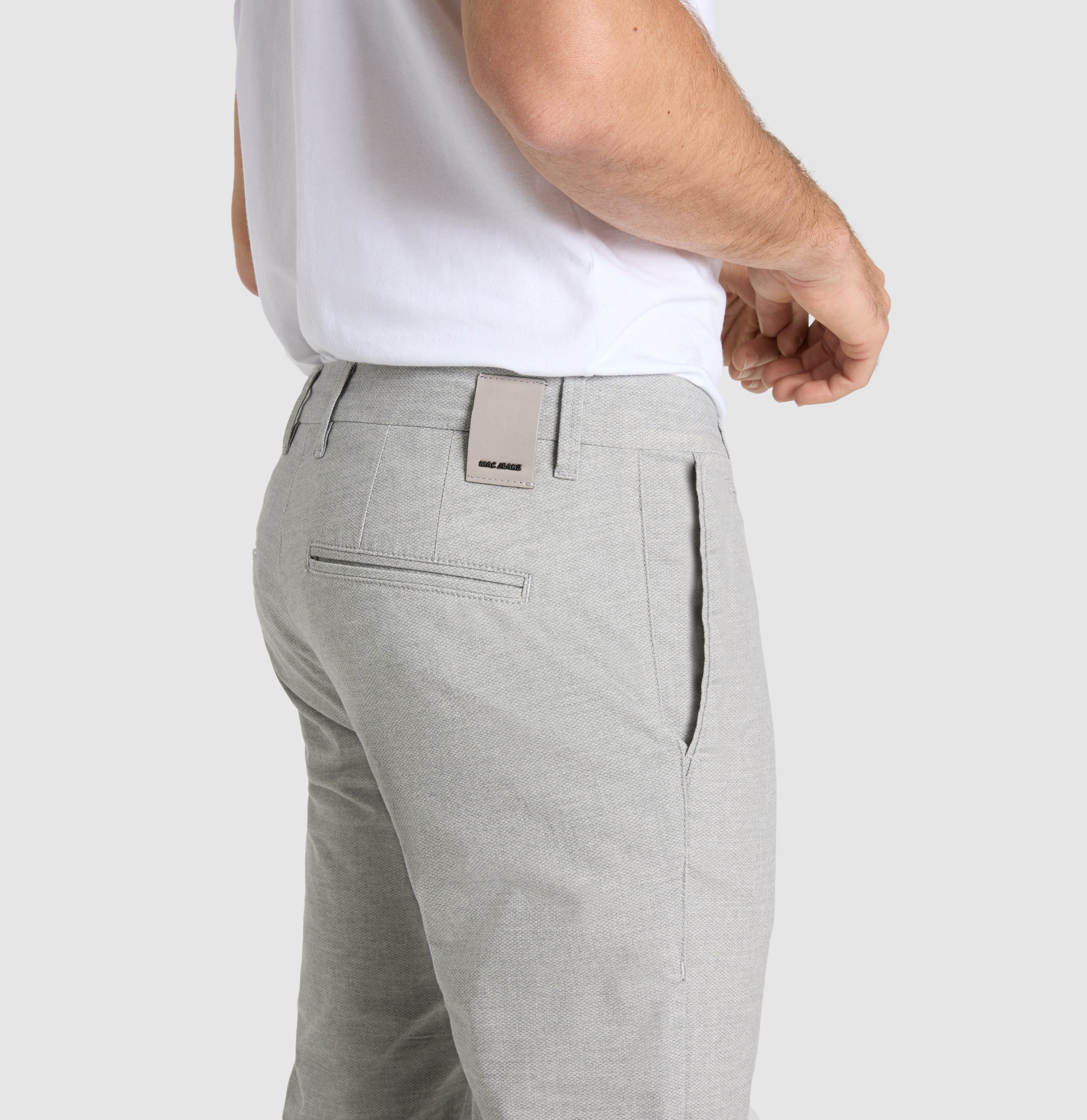 Chino in a finely patterned flannel material. | Lennox | tin printed | Detailed view 3 of model