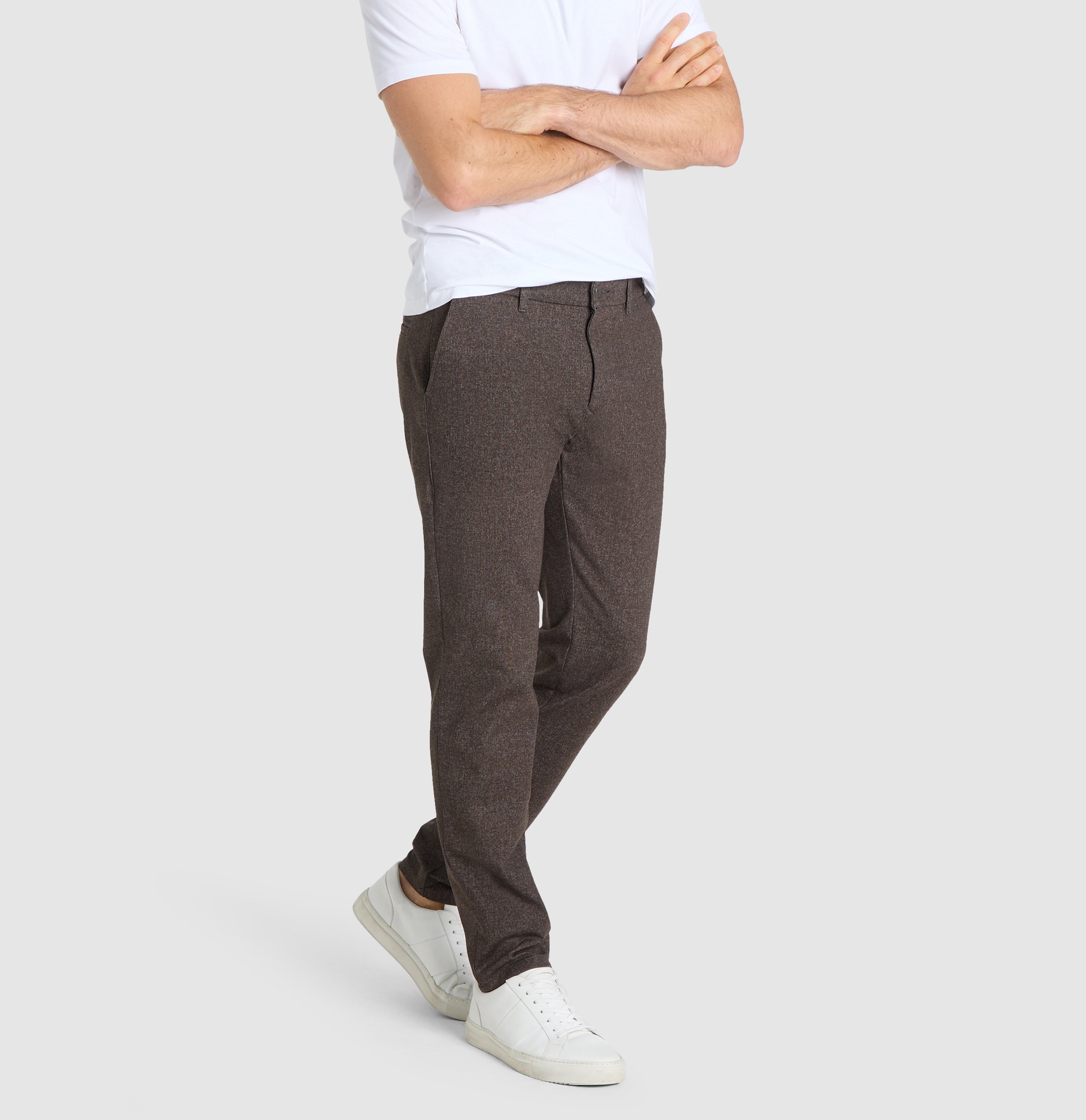 Finely patterned chino made of soft jersey. | Lennox Sport | mahagony brown printed | Detailed view 2 of model