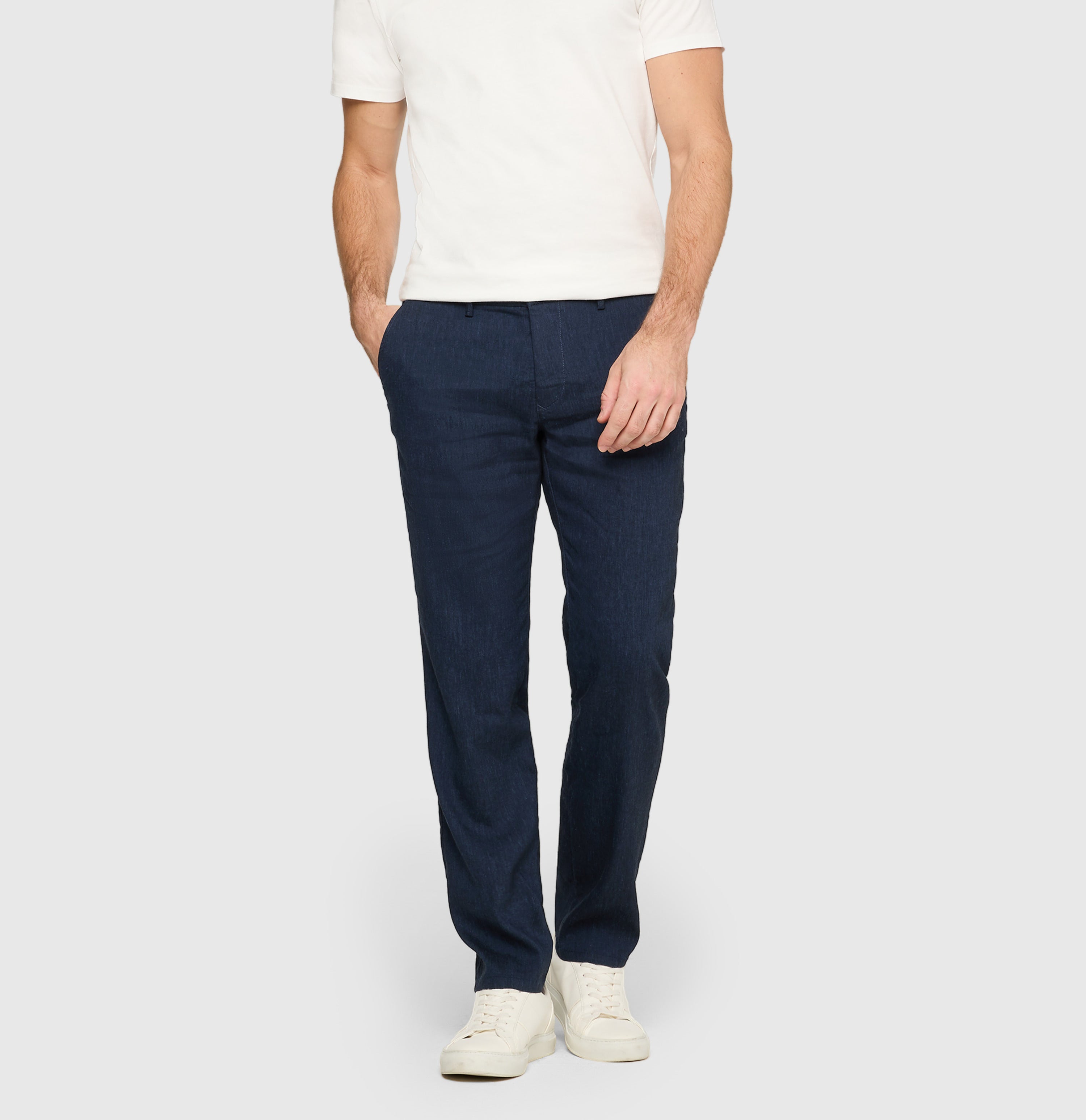 Chino in a flowing linen-viscose blend. | Lennox Sport | nautic blue | Front view of model