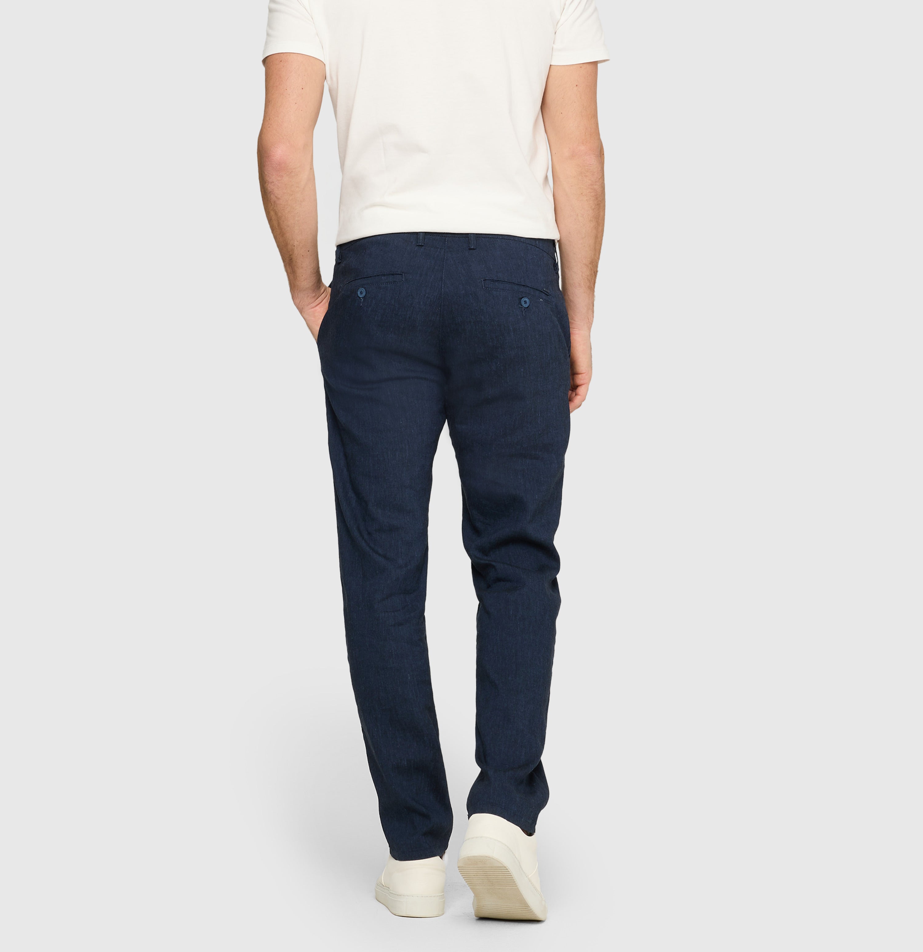 Chino in a flowing linen-viscose blend. | Lennox Sport | nautic blue | Back view of model