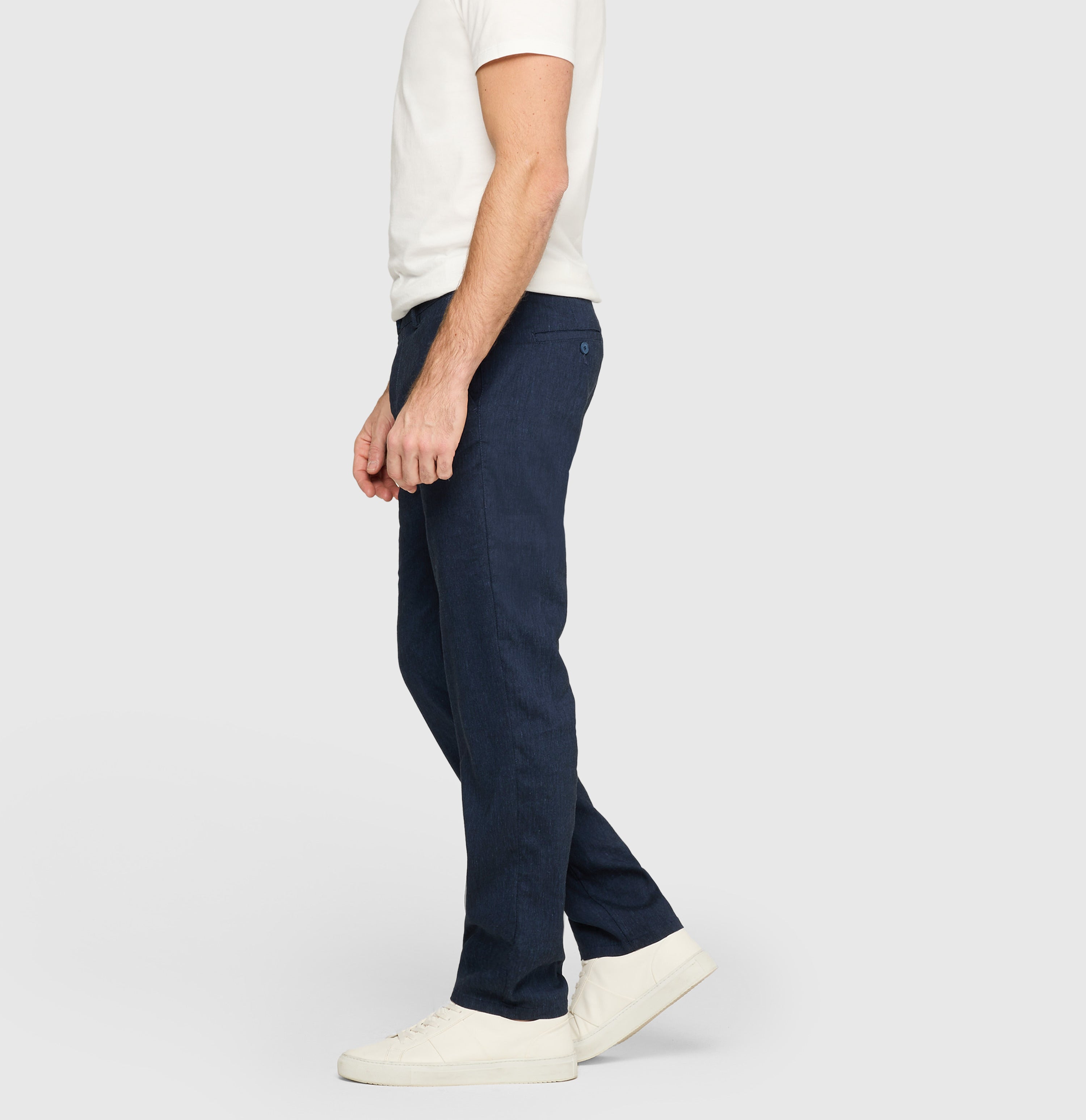 Chino in a flowing linen-viscose blend. | Lennox Sport | nautic blue | Side view of model