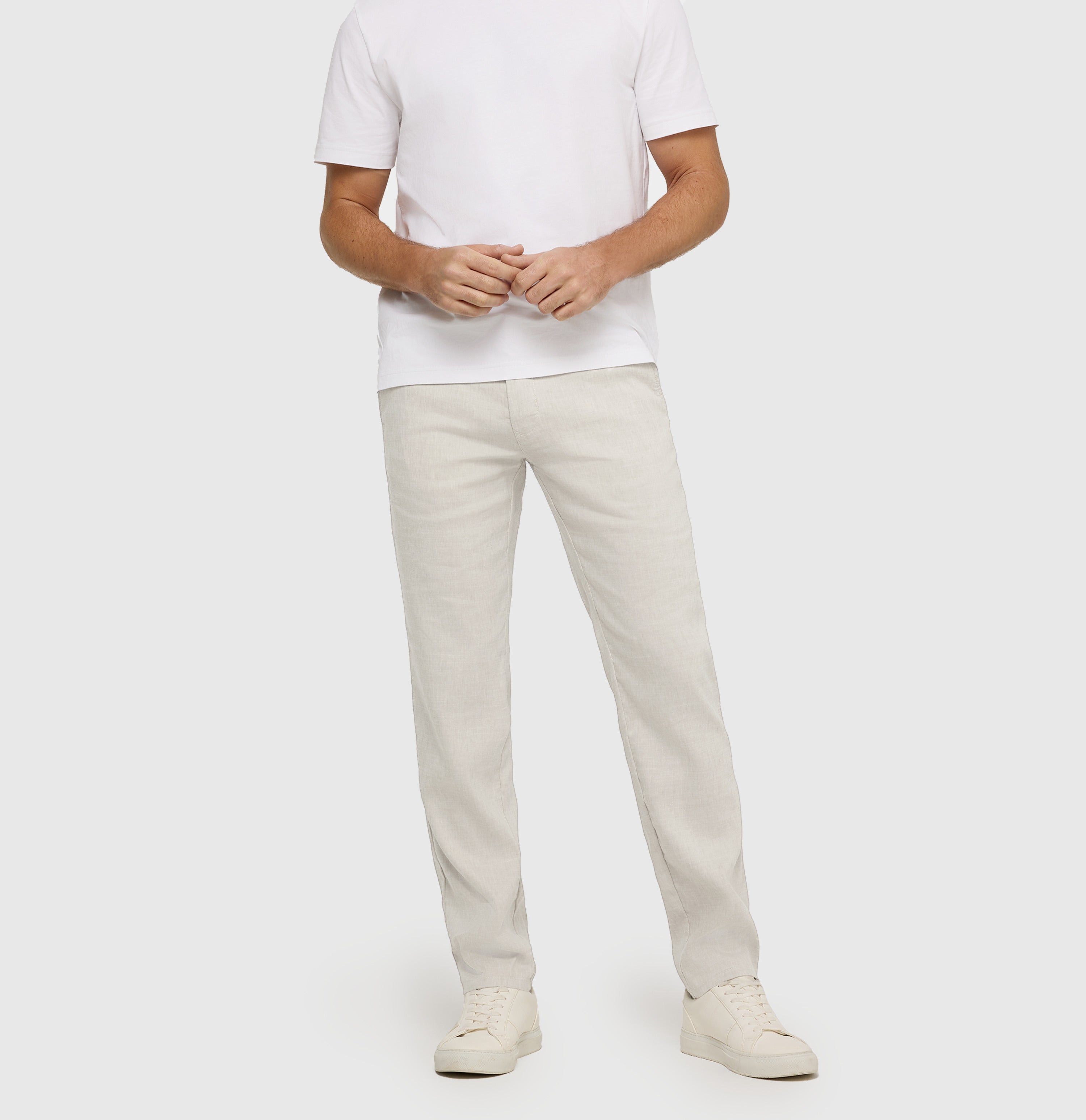 Chino in a flowing linen-viscose blend. | Lennox Sport | kitt | Front view of model