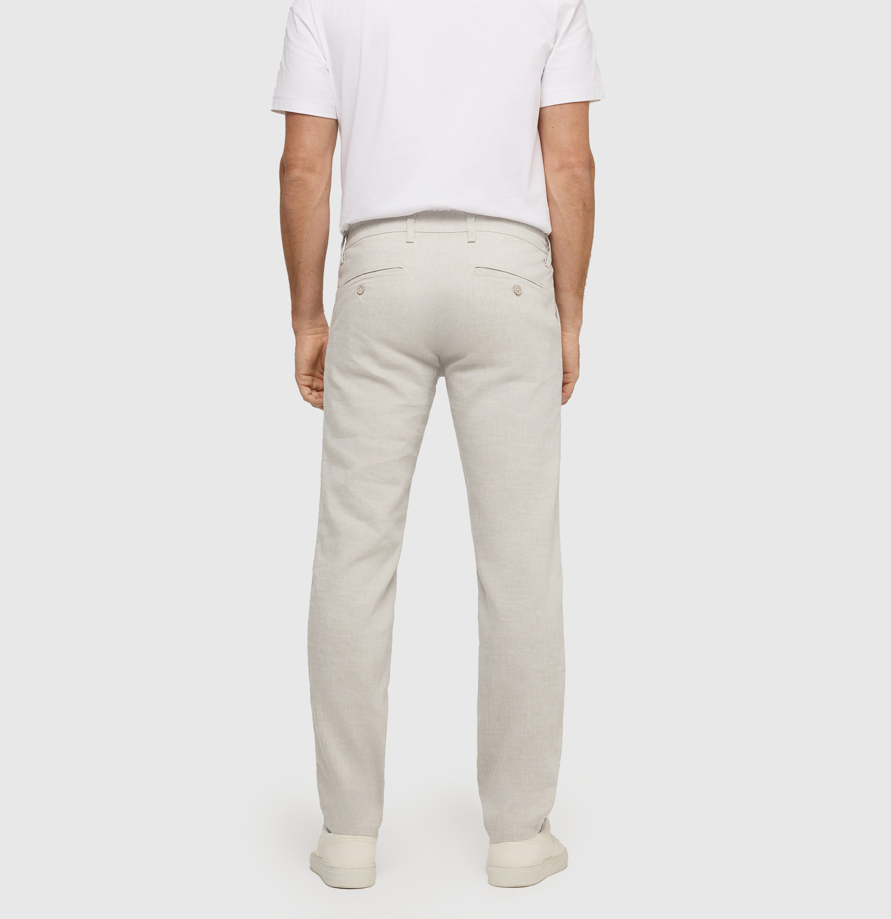 Chino in a flowing linen-viscose blend. | Lennox Sport | kitt | Back view of model