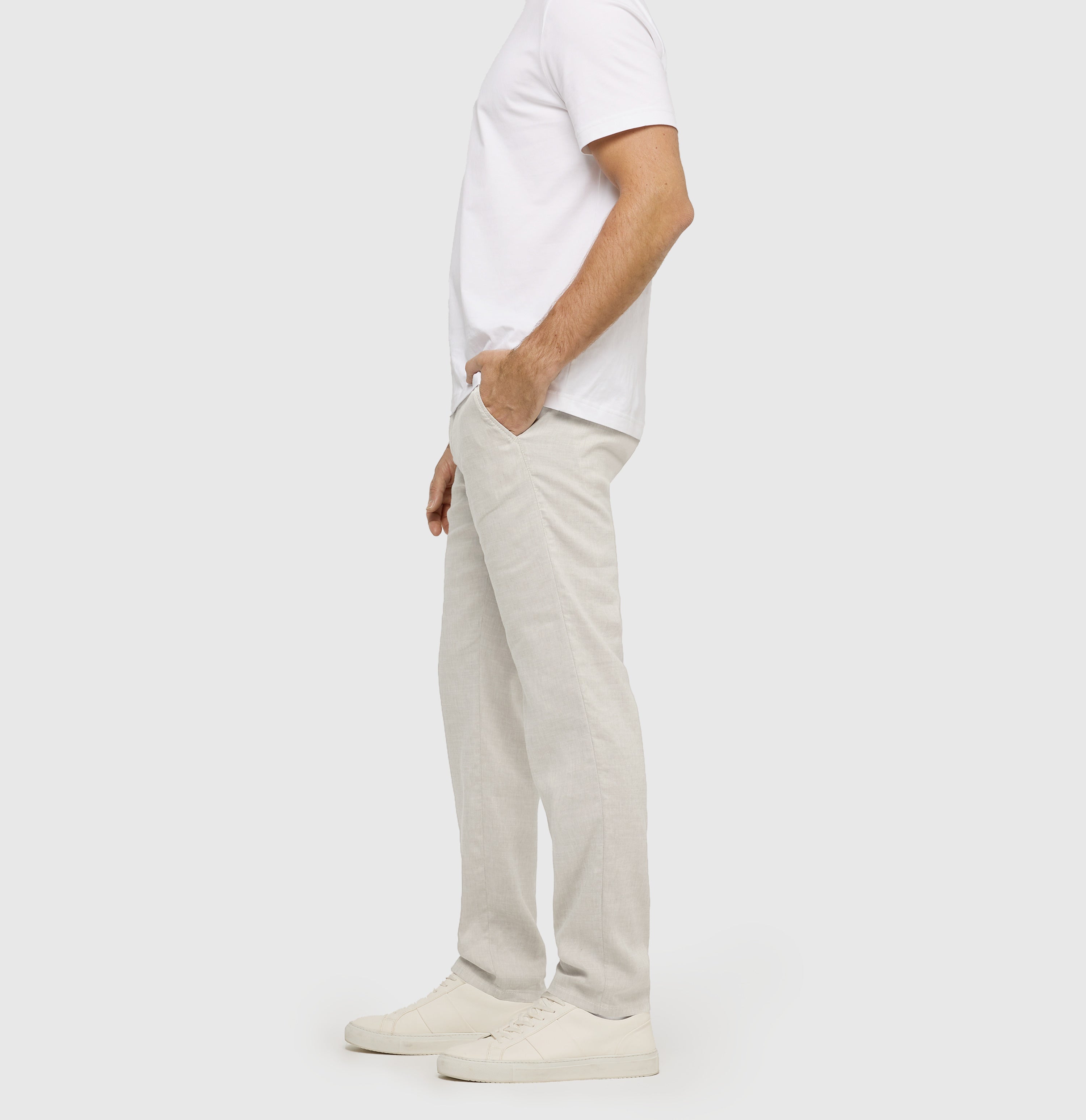 Chino in a flowing linen-viscose blend. | Lennox Sport | kitt | Side view of model