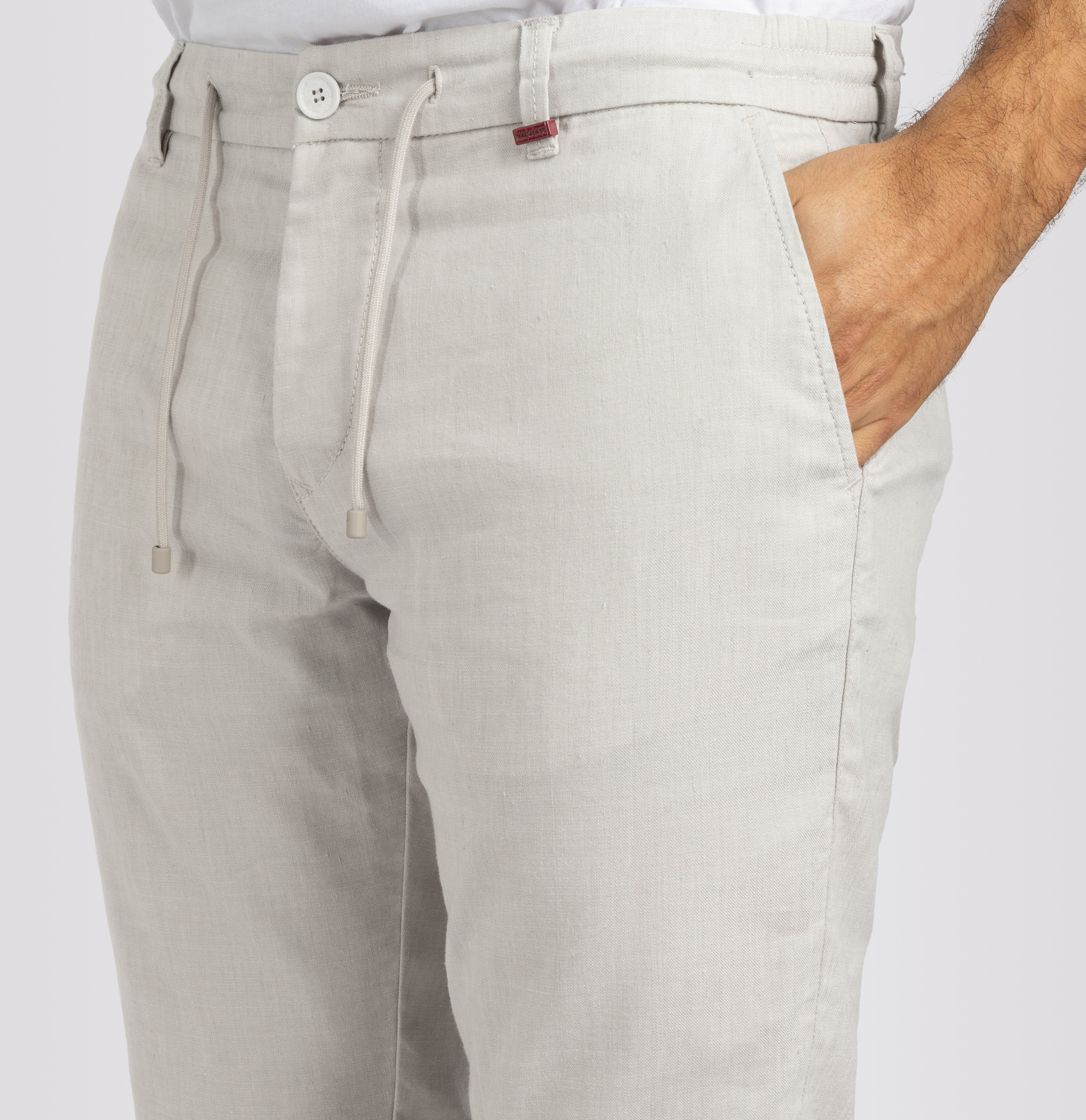 Chino in a flowing linen-viscose blend. | Lennox Sport | kitt | Side view of model